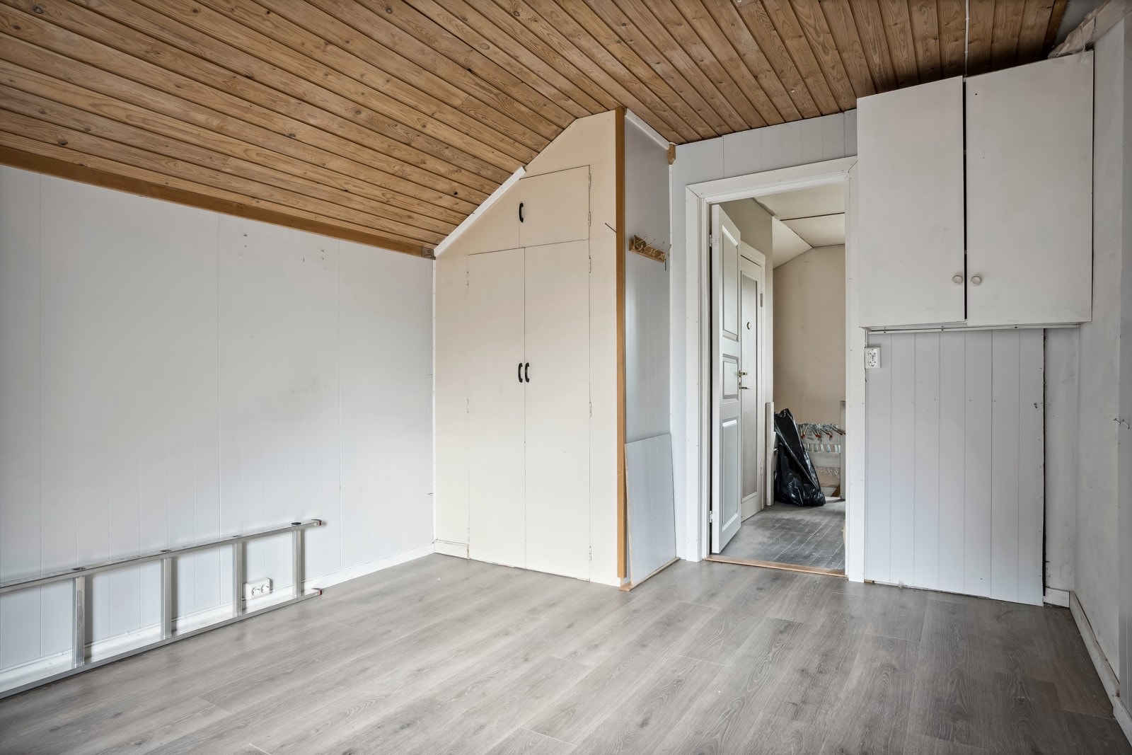 Enkelte overflater er godt vedlikeholdt og oppgradert, slik som gulvet på dette rommet. Galleribilde