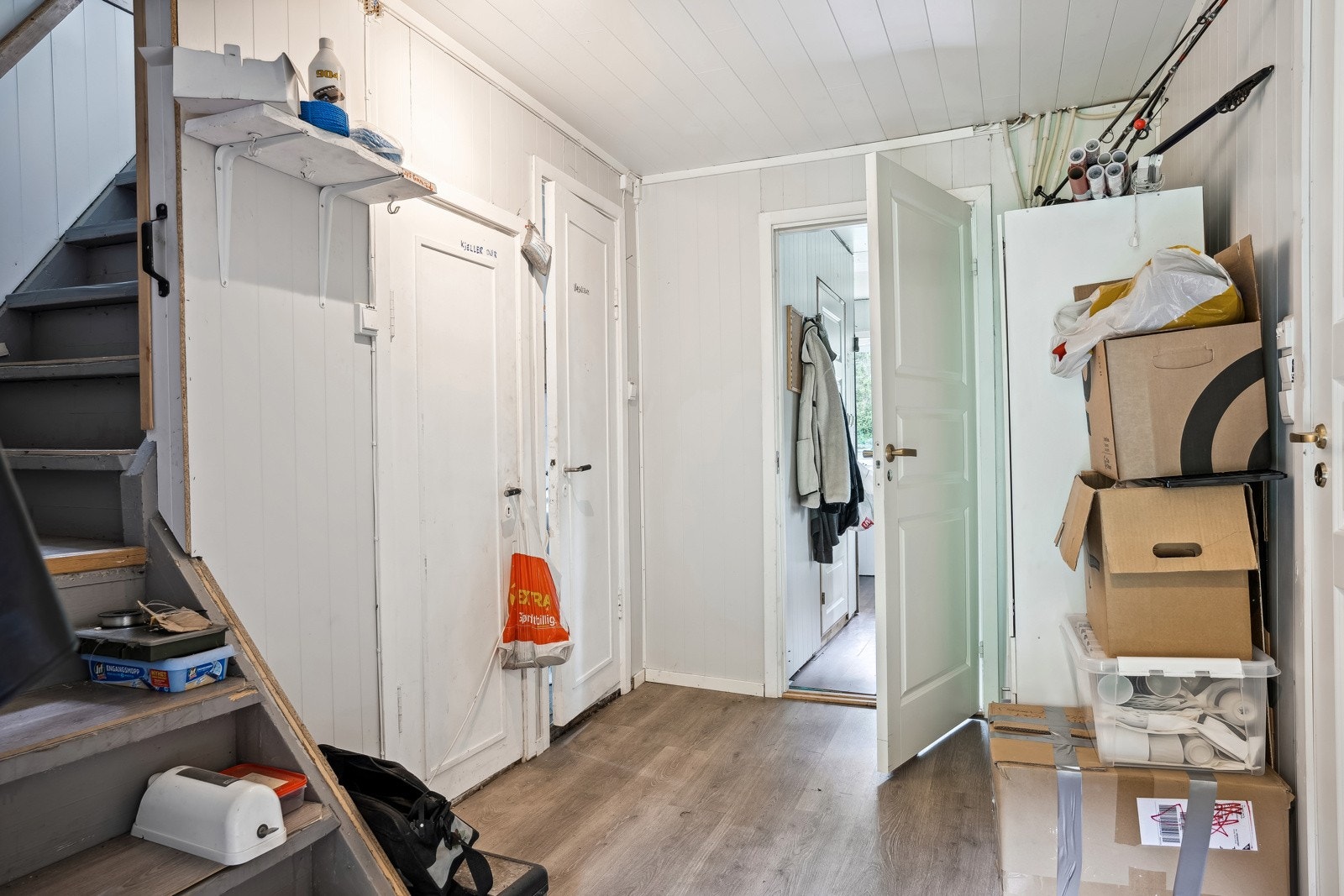 Boligen har en romslig gang med trapp opp til 2. etasje. Bad beliggende til høyre fra entrèen. Galleribilde