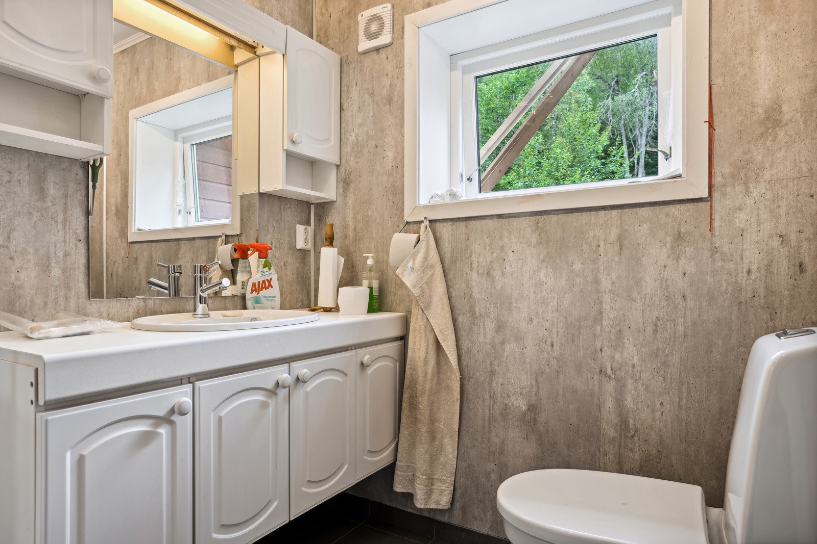 Bader et utstyrt med blant annet servantinnredning, dusjkabinett og toalett. Galleribilde