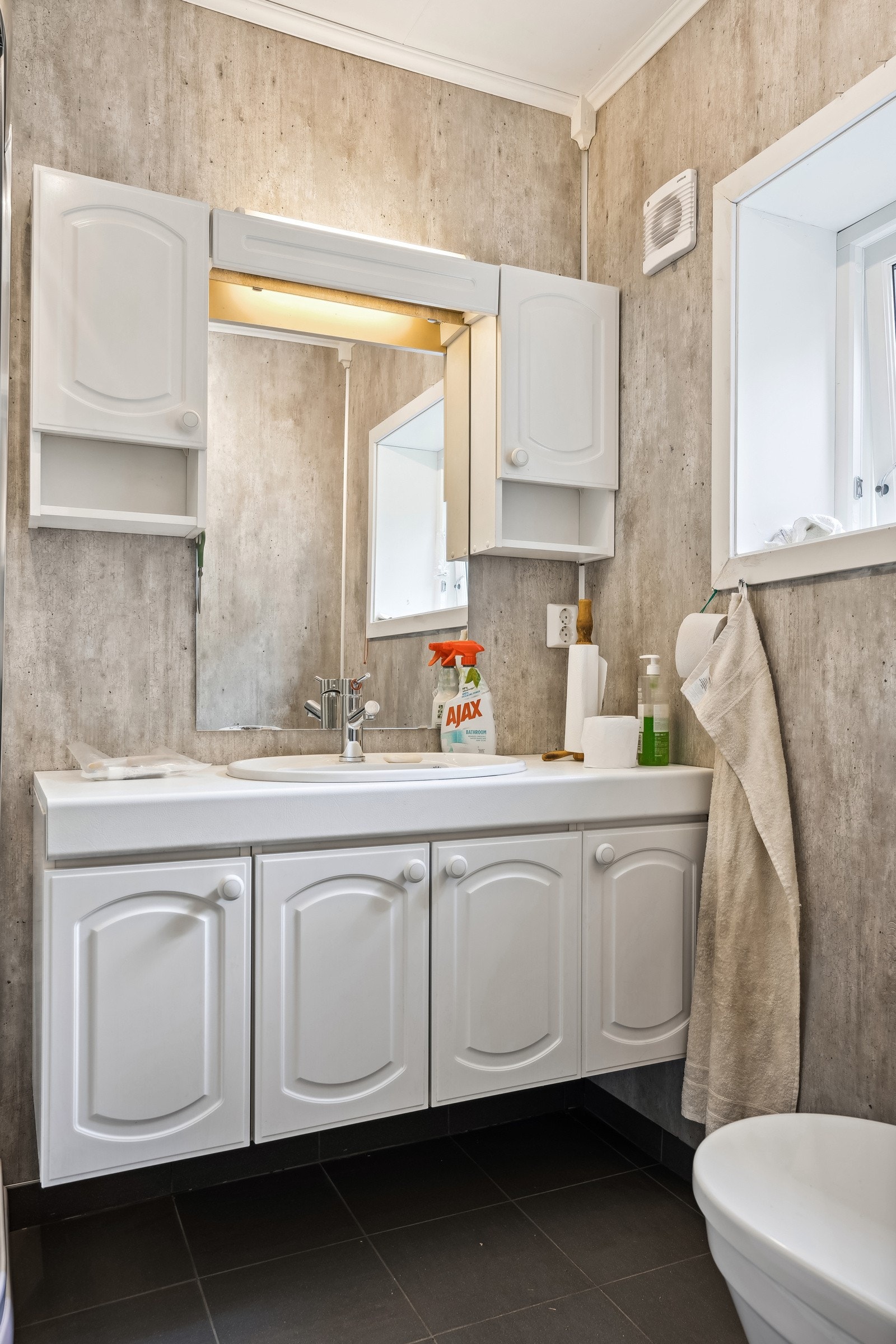 Flislagt gulv med gulvvarme. Galleribilde