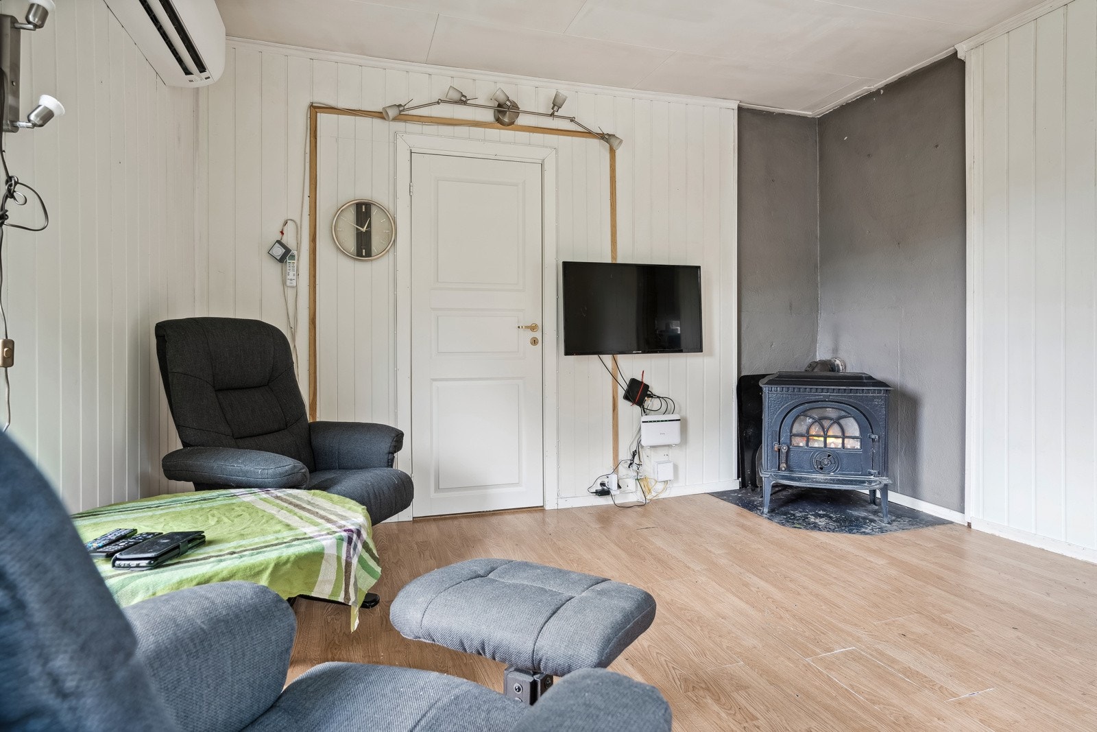 Boligen varmes opp gjennom varmepumpe og peisovn i stue. Galleribilde