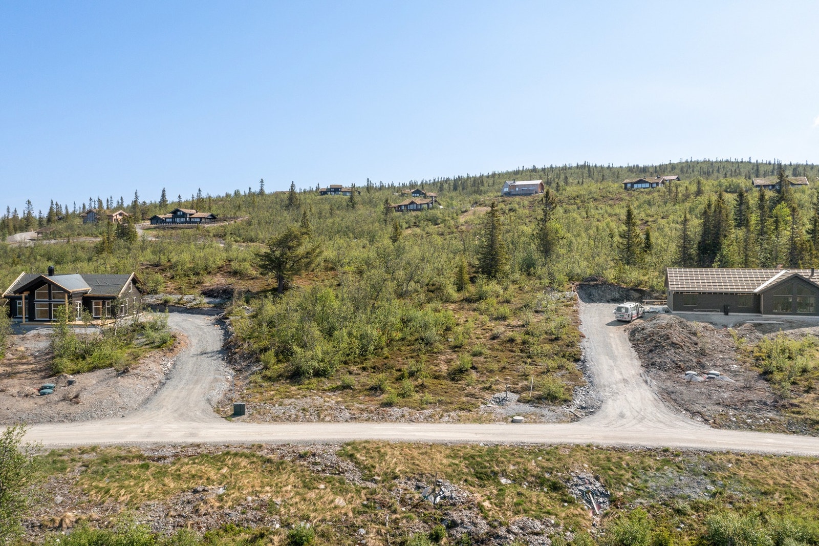 Fra eiendommen er det umiddelbar nærhet til urørt natur, med flotte turmuligheter hele året! Galleribilde