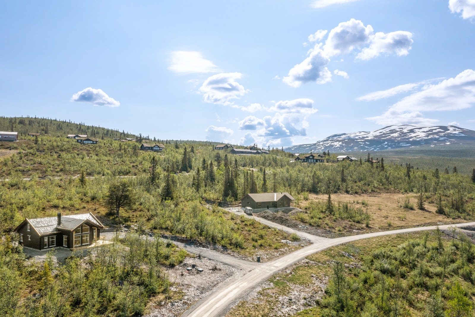 Vannforsyning som driftes av Vang kommune. Avløp med tett tank (svartvann) og renseanlegg (gråvann). Galleribilde