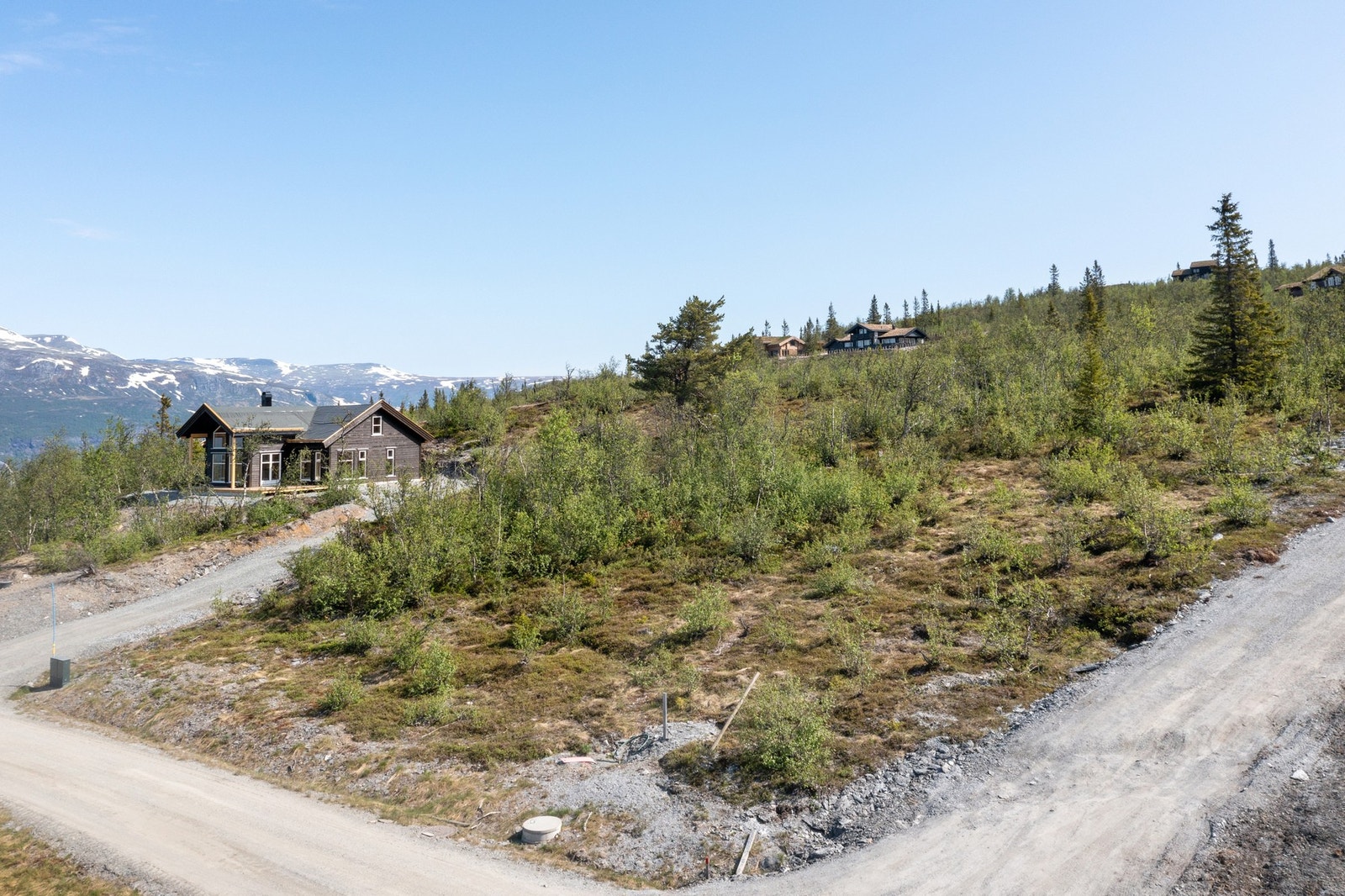 Høystandard hyttetomt med gruset helårsvei og strøm til tomtegrense. Galleribilde