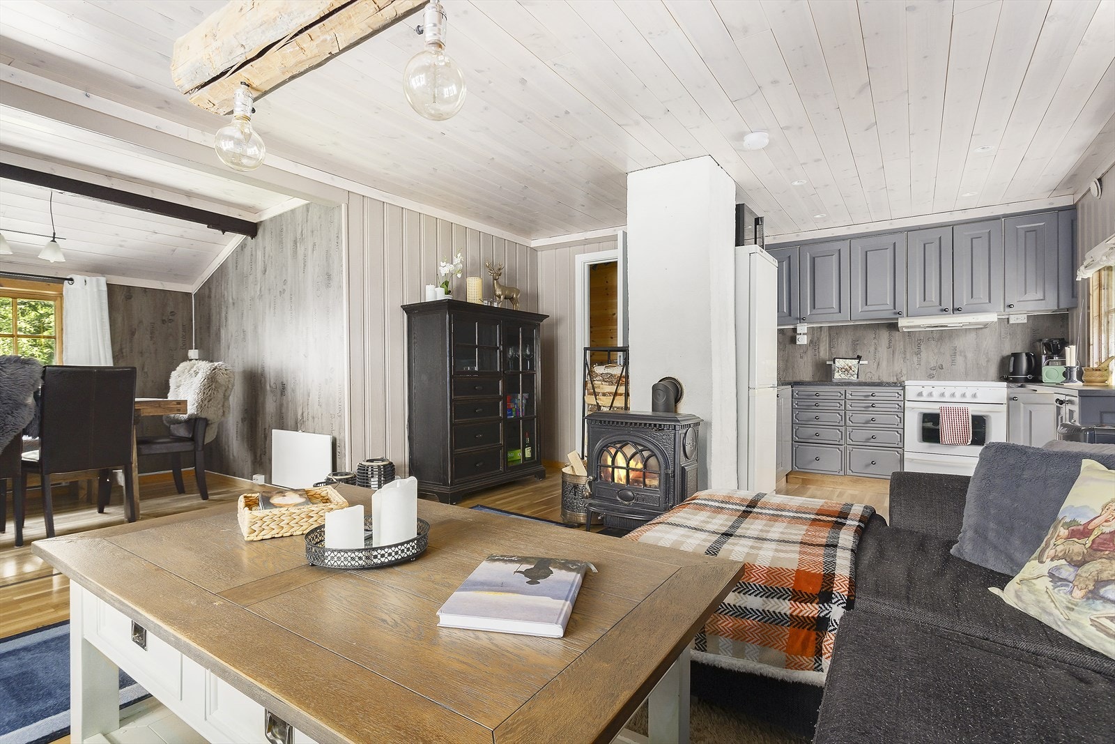 Stor, romslig stue utstyrt med peis og med god plass til både sofagruppe og spisestuemøblement. Galleribilde