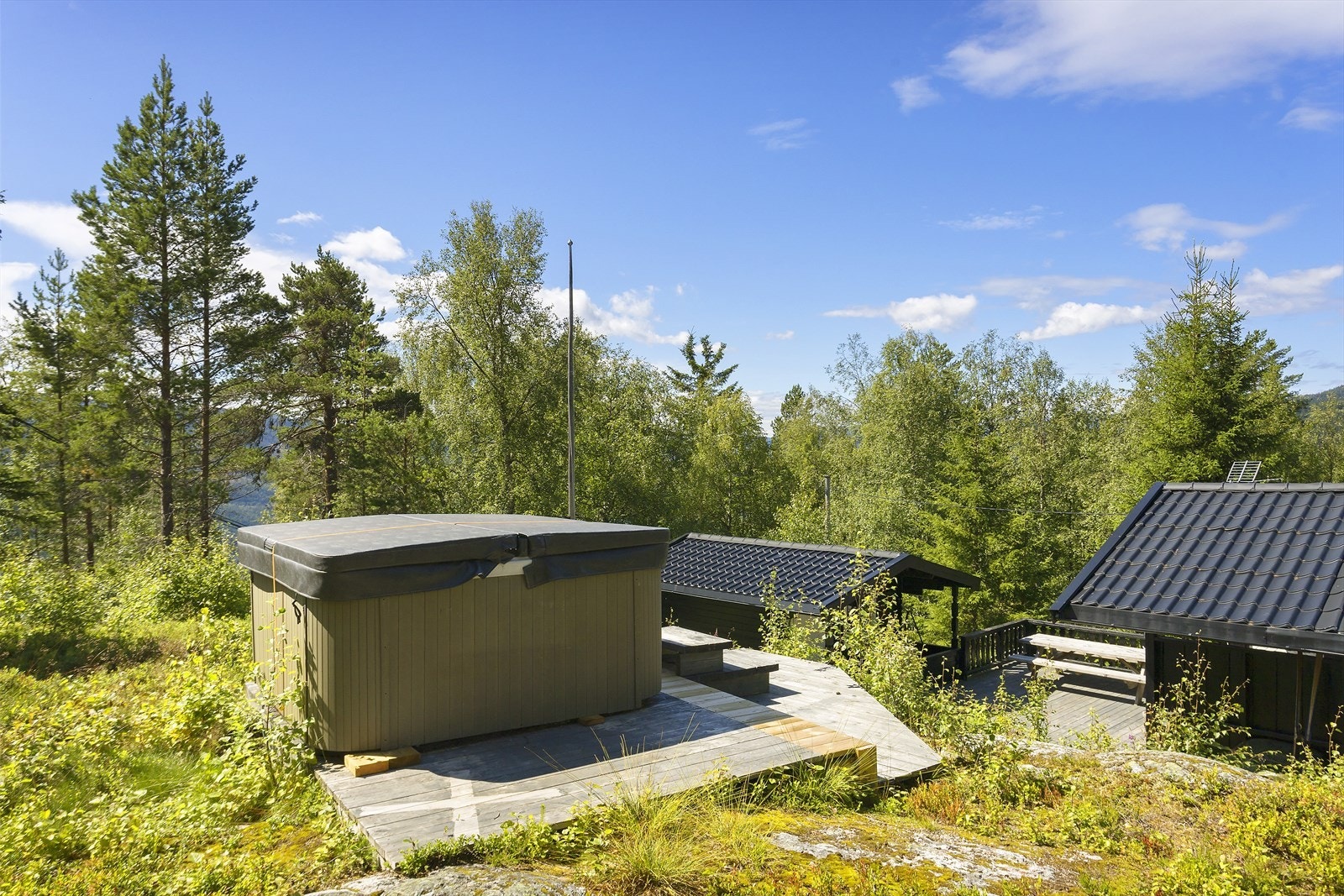 Selger opplyser om at Jacuzzien er defekt da den har sprekk i rørene. Galleribilde