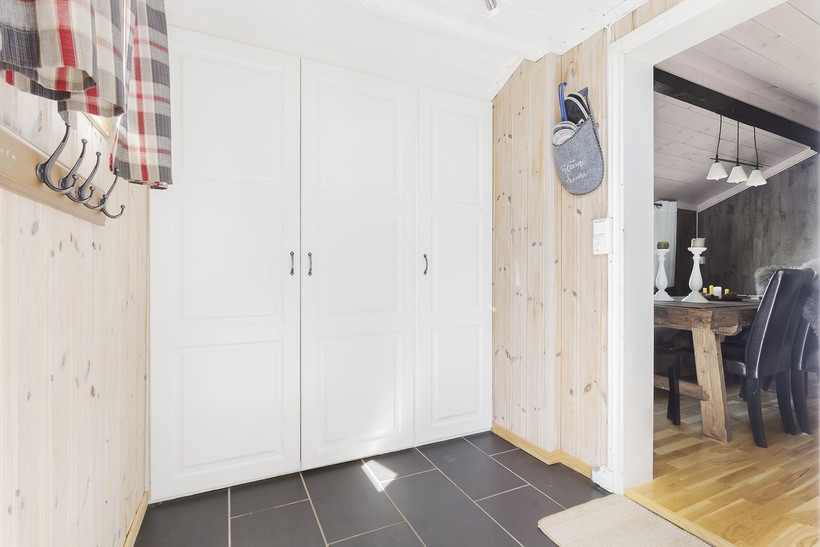 Store gulv-til-tak garderobeskap i gangen. Galleribilde