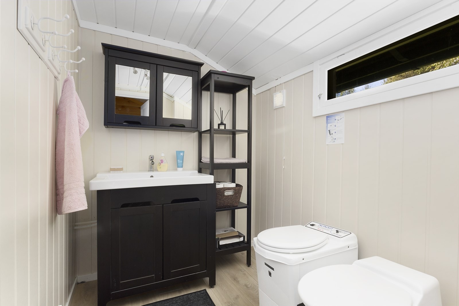 Separat WC med forbrenningstoalett. Galleribilde