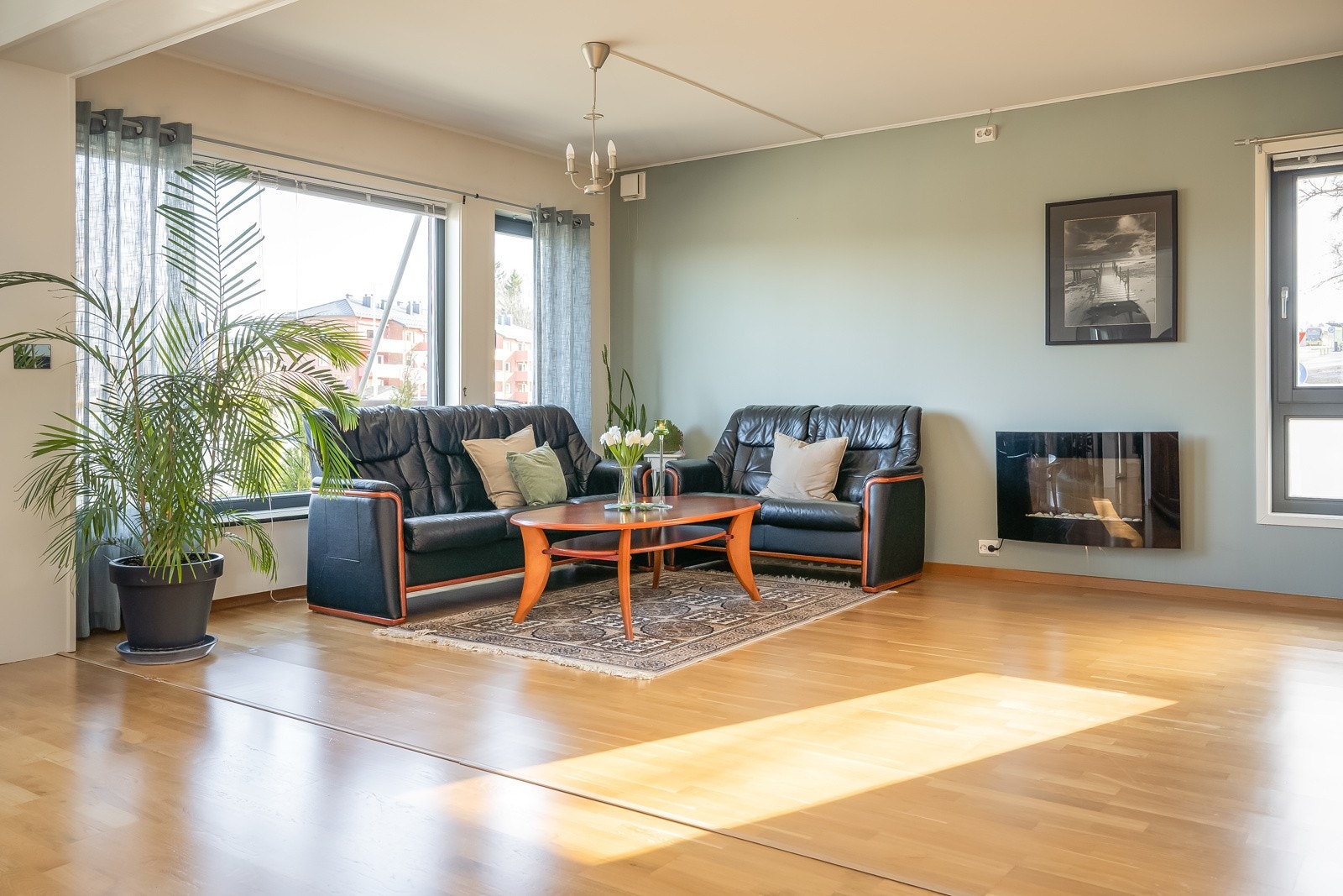 Velkommen til Gjørtlervegen 1A, en romslig 4-roms leilighet med attraktiv hjørnebeliggenhet på Havstein. Galleribilde