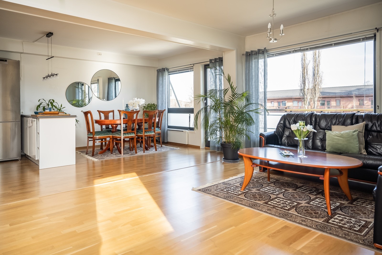 Stor stue/kjøkken på 41 kvm. Galleribilde