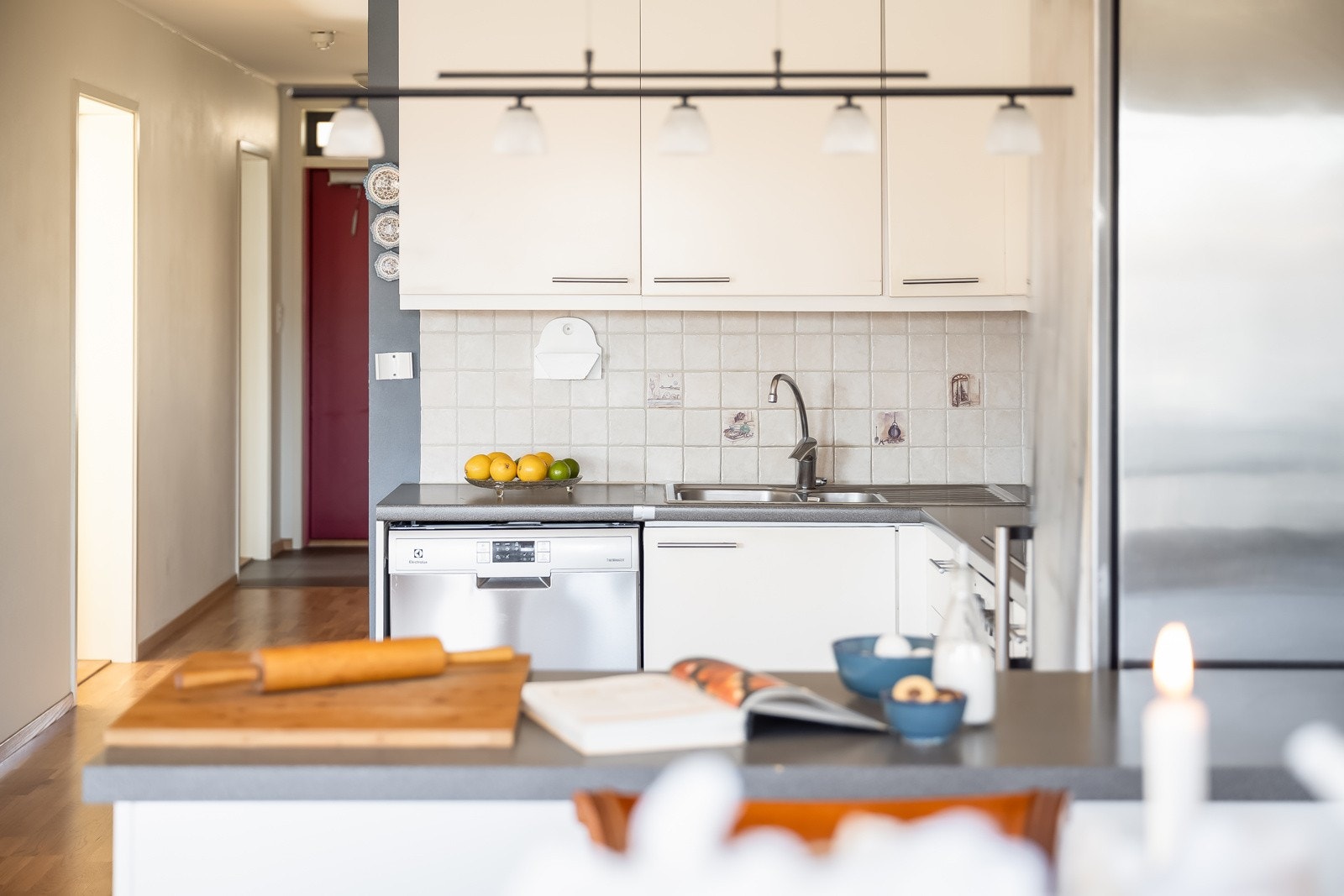 Romslig kjøkkeninnredning med god oppbevaringsplass. Galleribilde