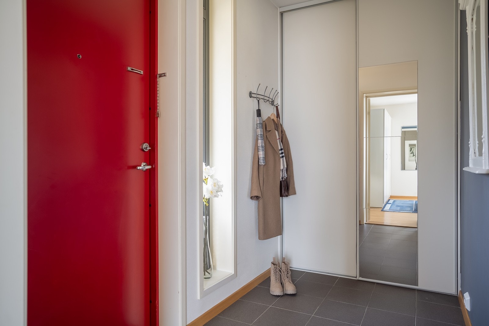 Flislagt entré med skyvedørsgarderobe. Galleribilde