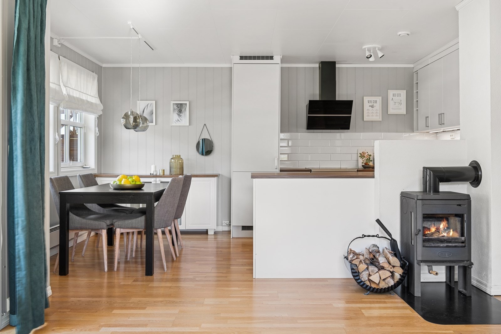 Det er naturlig plass til spisestue ved kjøkkenet. Galleribilde