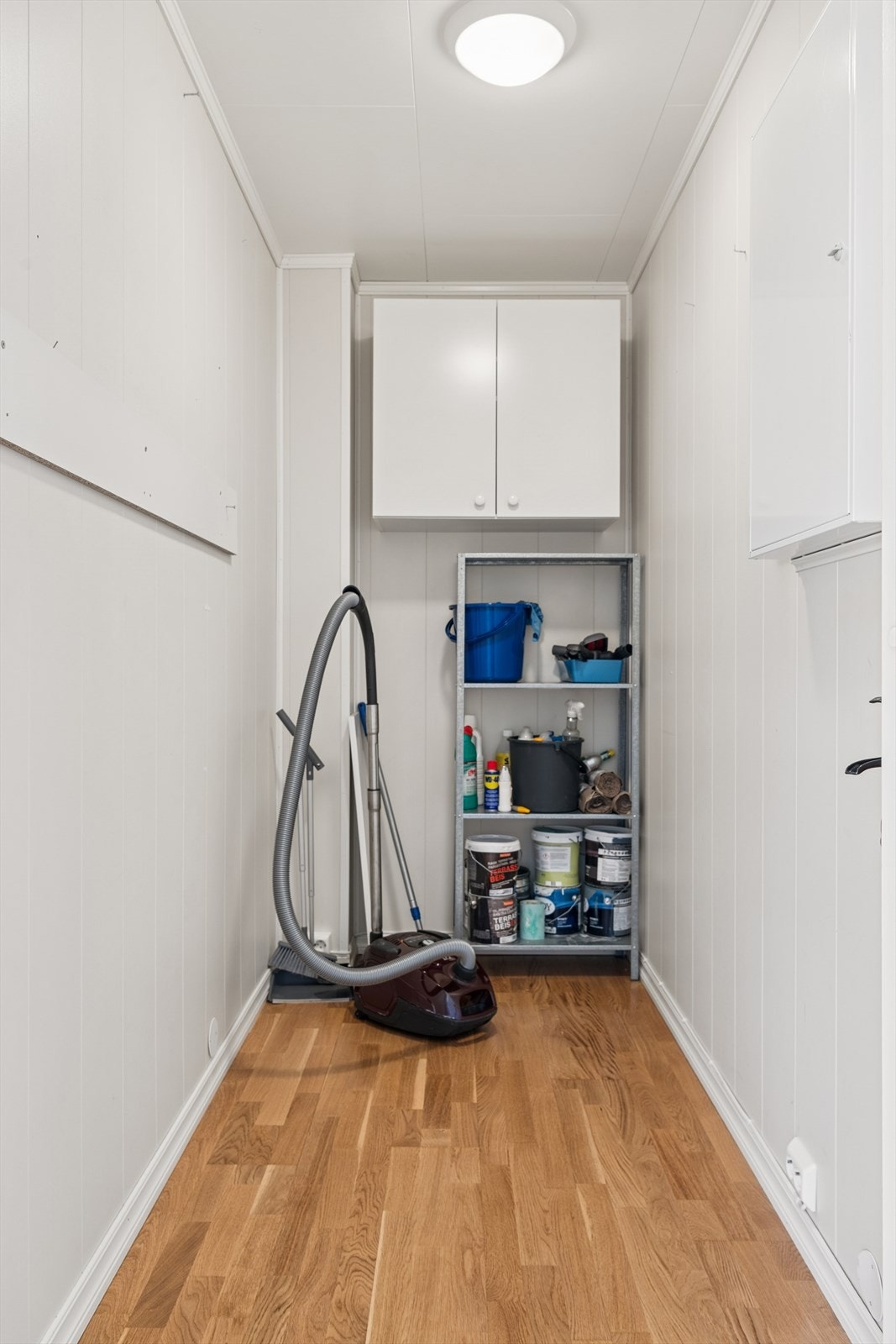 Her får du en bod/teknisk rom med god plass til oppbevaring som er kjekt å ha. Det er også tilhørende sportsbod utendørs. Galleribilde