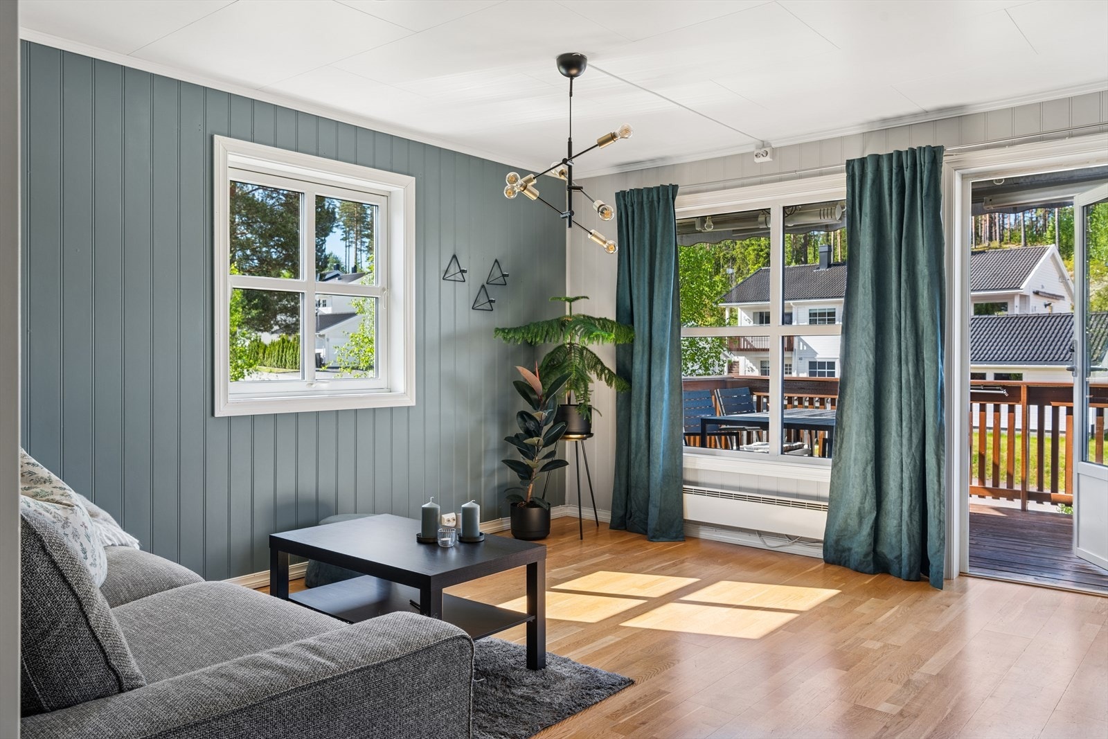 Det er åpen stue- og kjøkkenløsning. Store vindusflater slipper inn rikelig med naturlig lys. Galleribilde