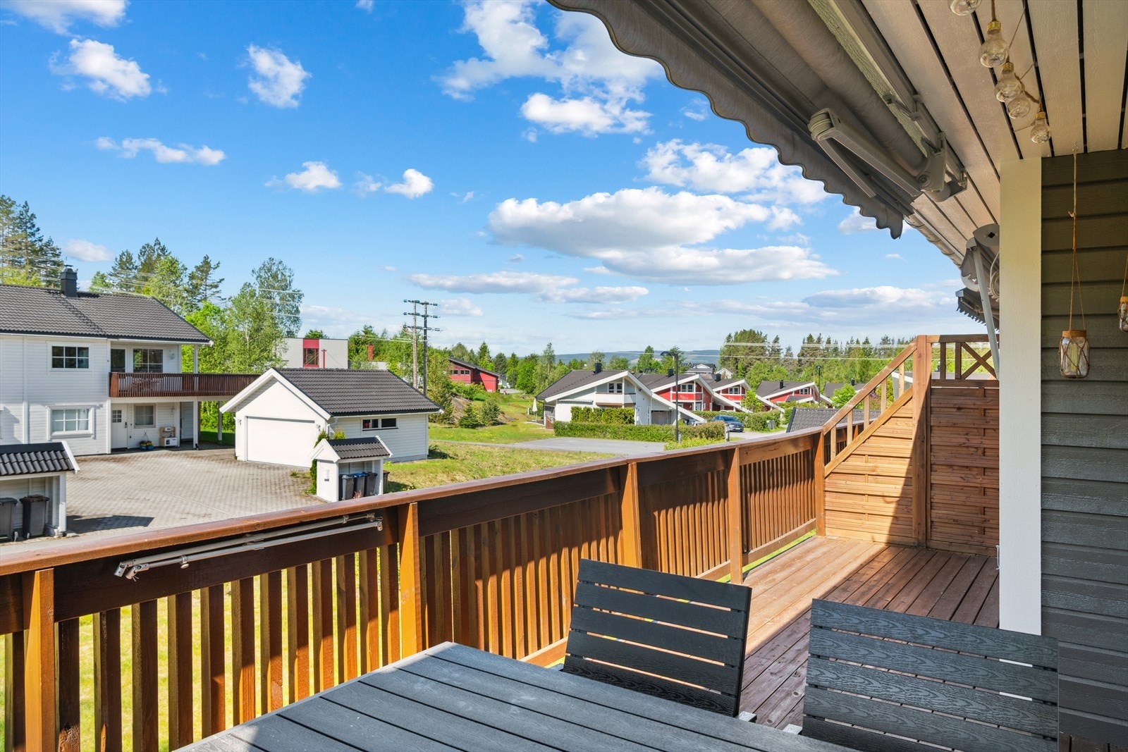 Romslig uteplass med adkomst fra stuen. Det er også to praktiske markiser til solskjerming. Galleribilde