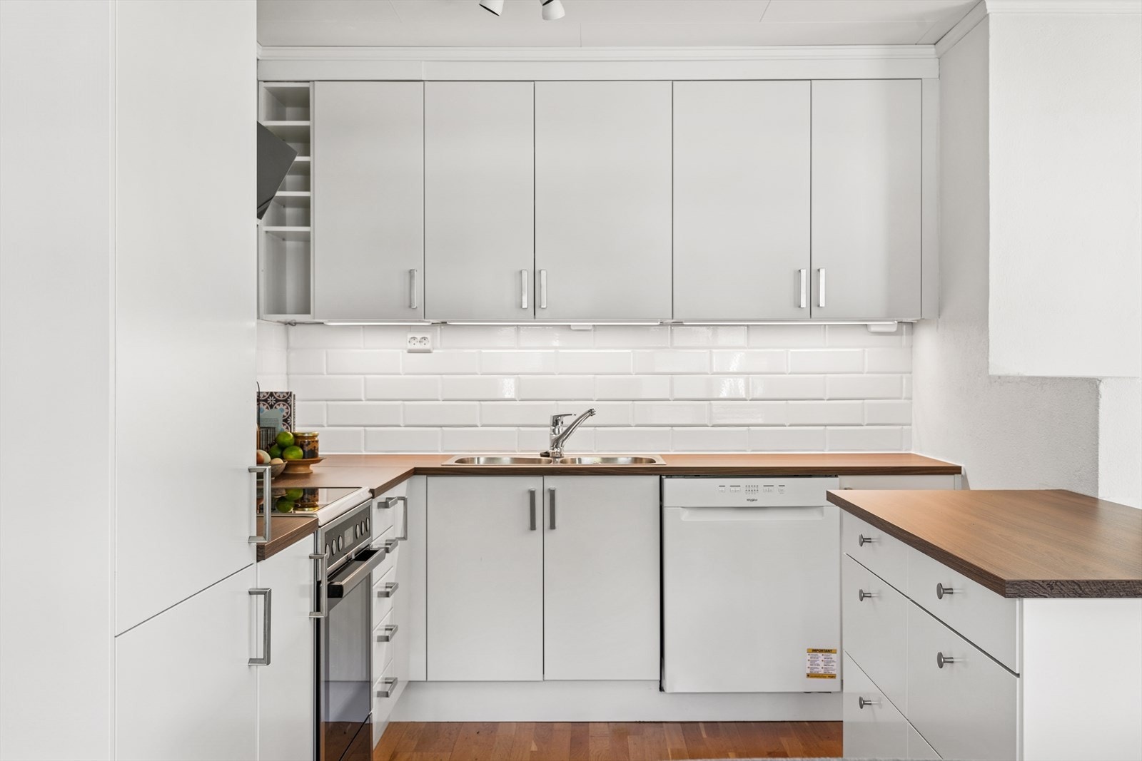 Kjøkkenenet har gode arbeidsflater og godt med skapplass. Galleribilde