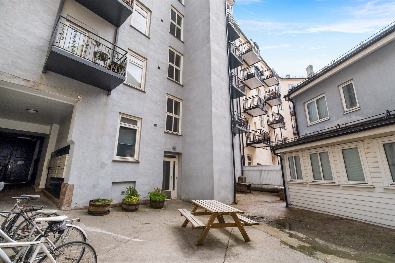 Bakgård. Galleribilde