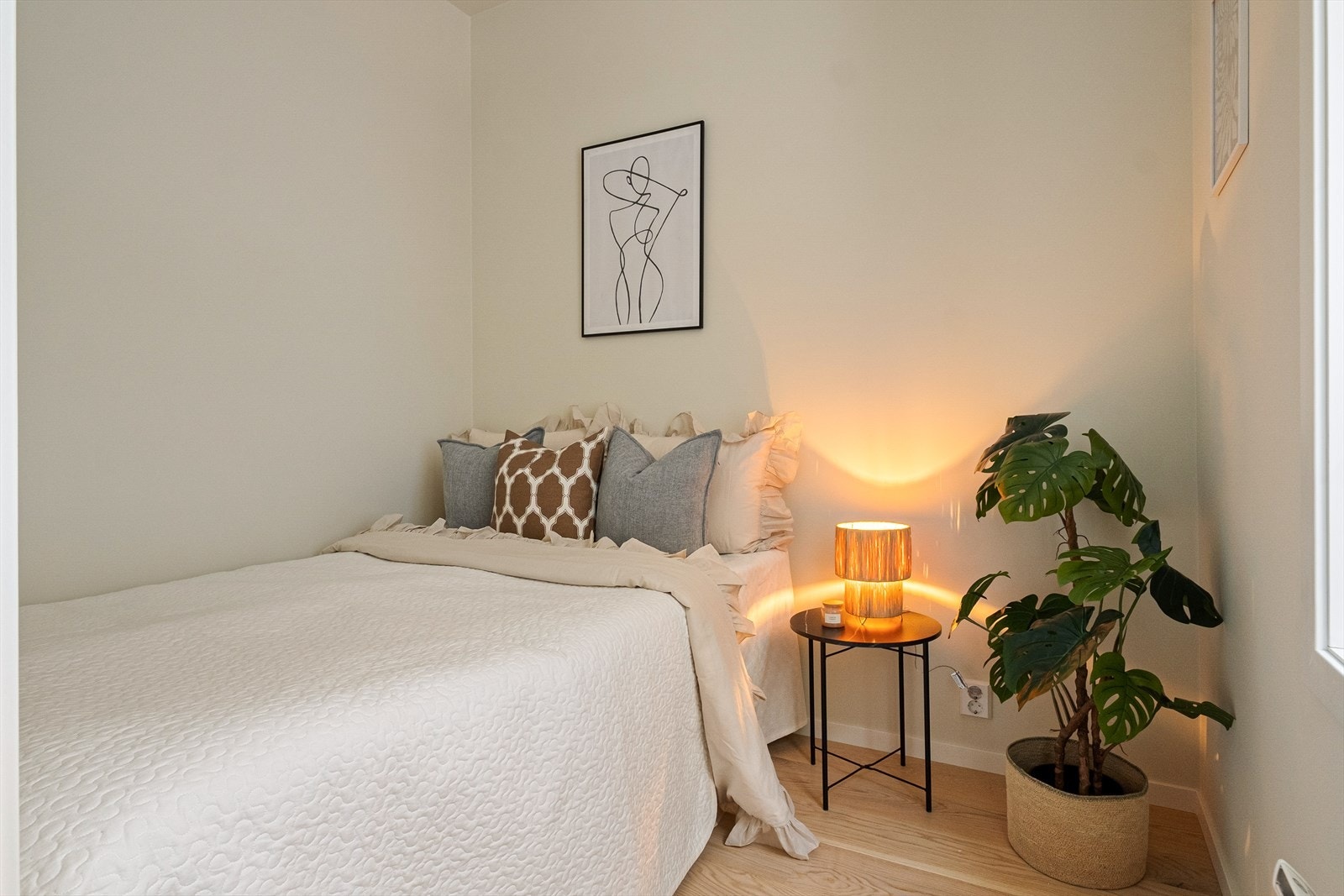 Koselig soverom med plass til dobbeltseng og garderobeløsning. Galleribilde