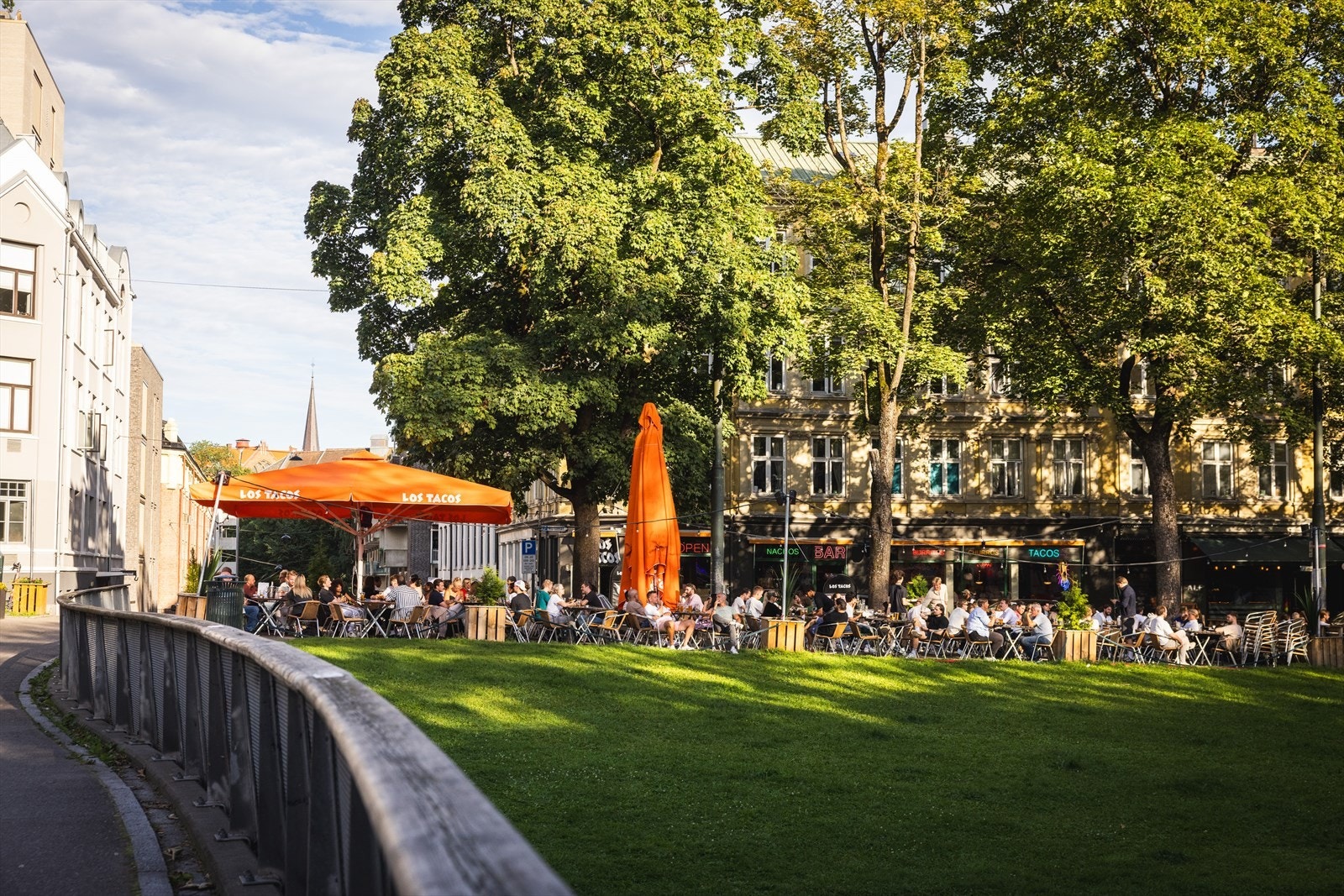 Få meter unna leiligheten ligger det mange hyggelige kaféer og restauranter med uteservering. Galleribilde