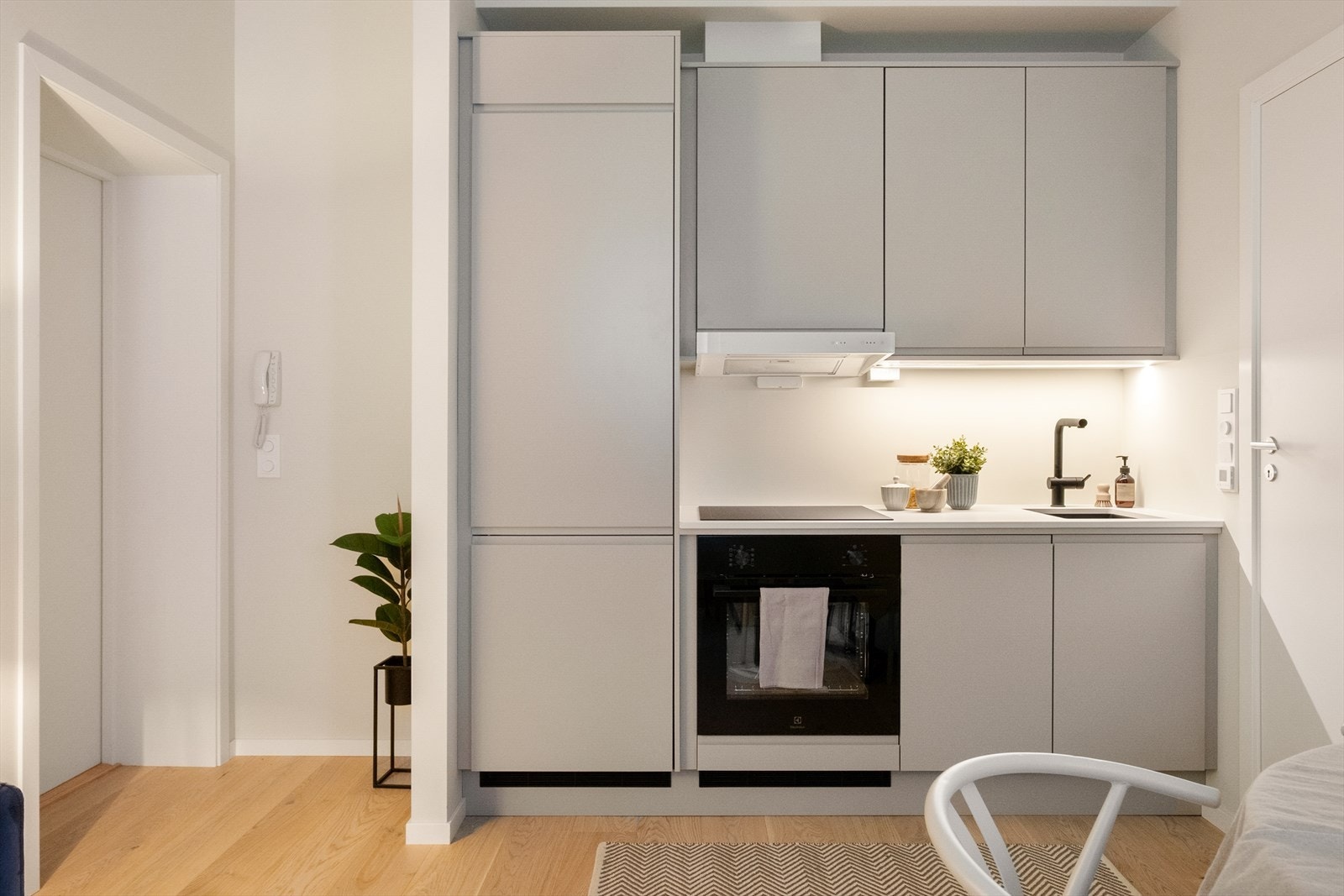 Kjøkken fra 2025 med åpen løsning mot stuen. Galleribilde