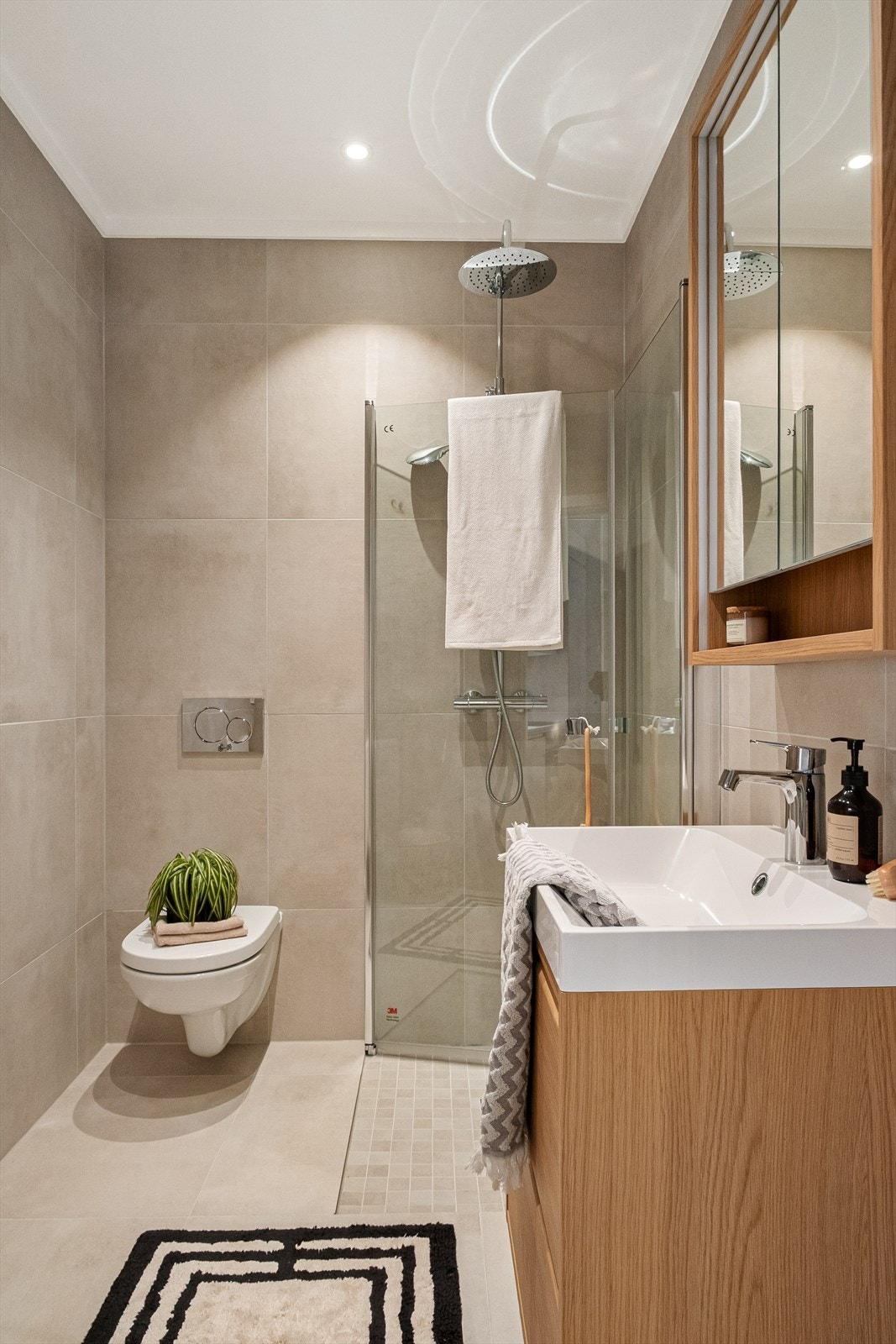 Flislagt baderom fra 2025 med varme i gulvet og opplegg for vaskemaskin. Galleribilde