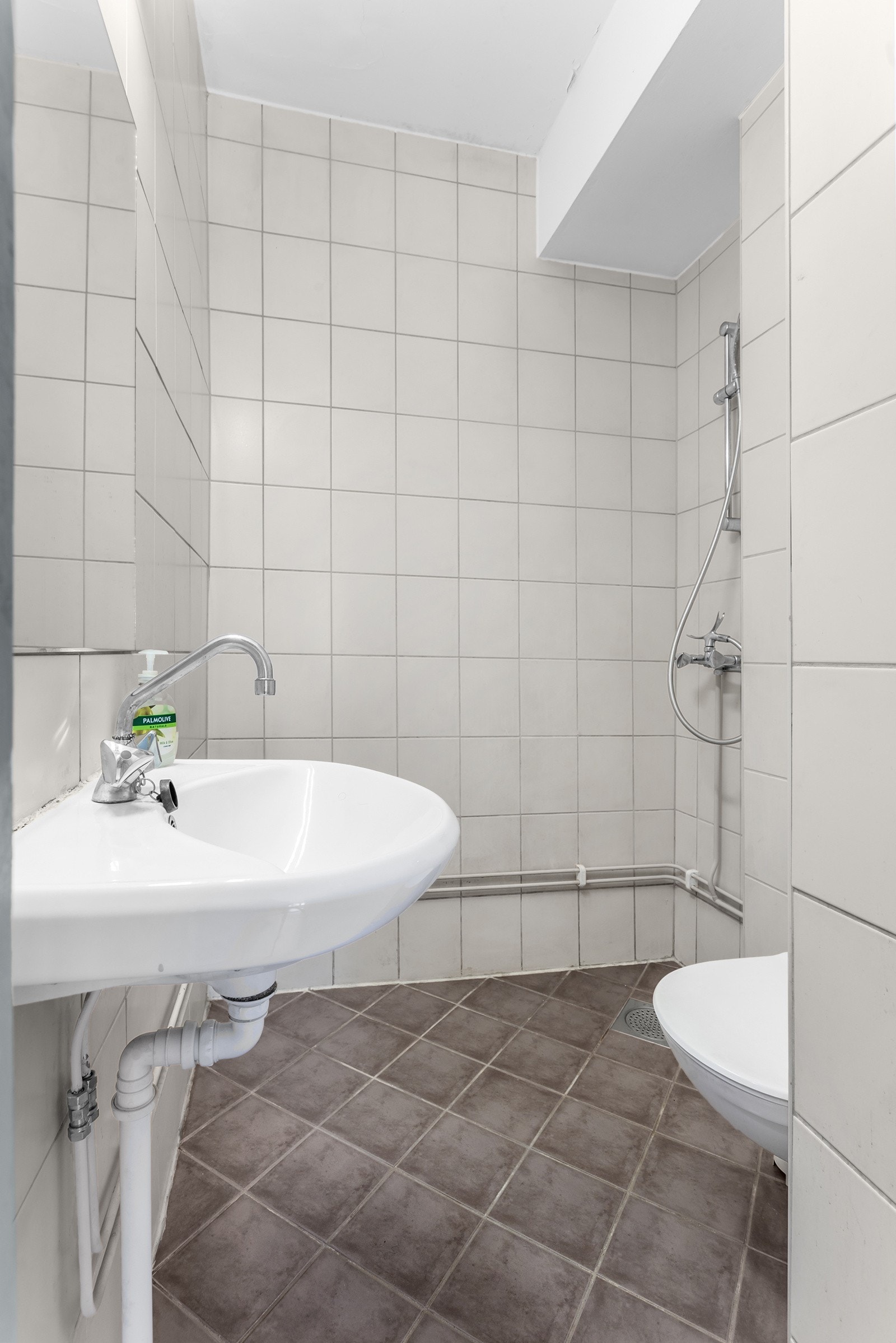 Baderommet er opplyst å være totalt modernisert i perioden 2001-2003 i forbindelse med felles våtromsprosjekt i sameiet. Galleribilde