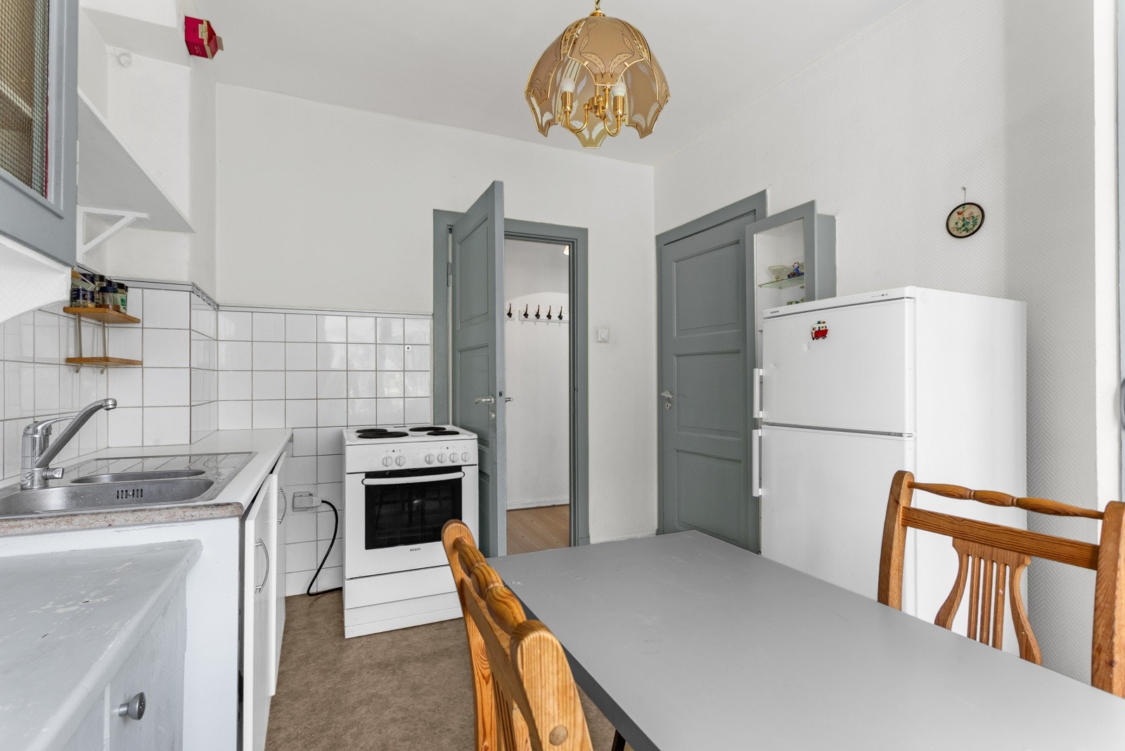 Ved flytting av kjøkken ut i stue vil man få et soverom på ca.10 m2. Soverom vil da få vindu vendt ut mot en stille bakgård. Galleribilde