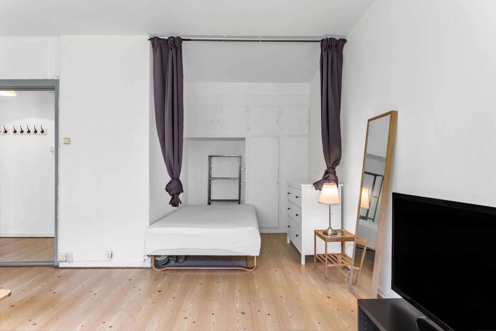 Slik det følger av alternativ planskisse er det mulig å flytte kjøkken til dagens sovealkove - og med det få en åpen stue/kjøkken løsning. Galleribilde