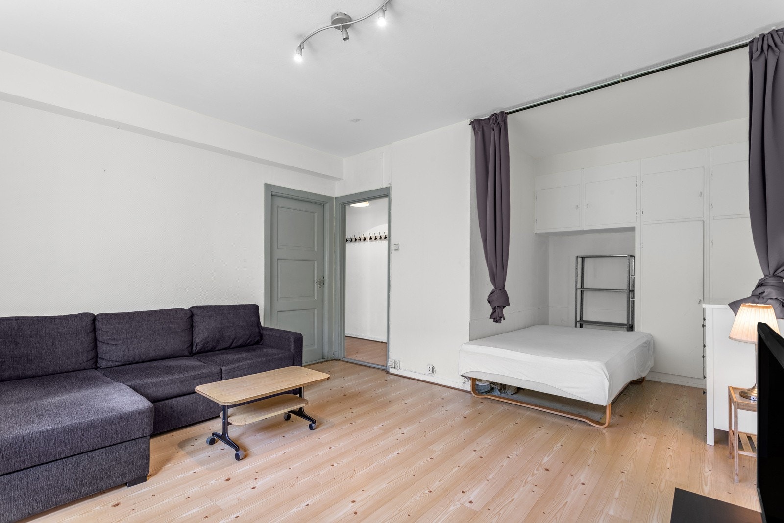 Stuen er per dags dato innredet med en sovealkove i et av stuens hjørner, Galleribilde