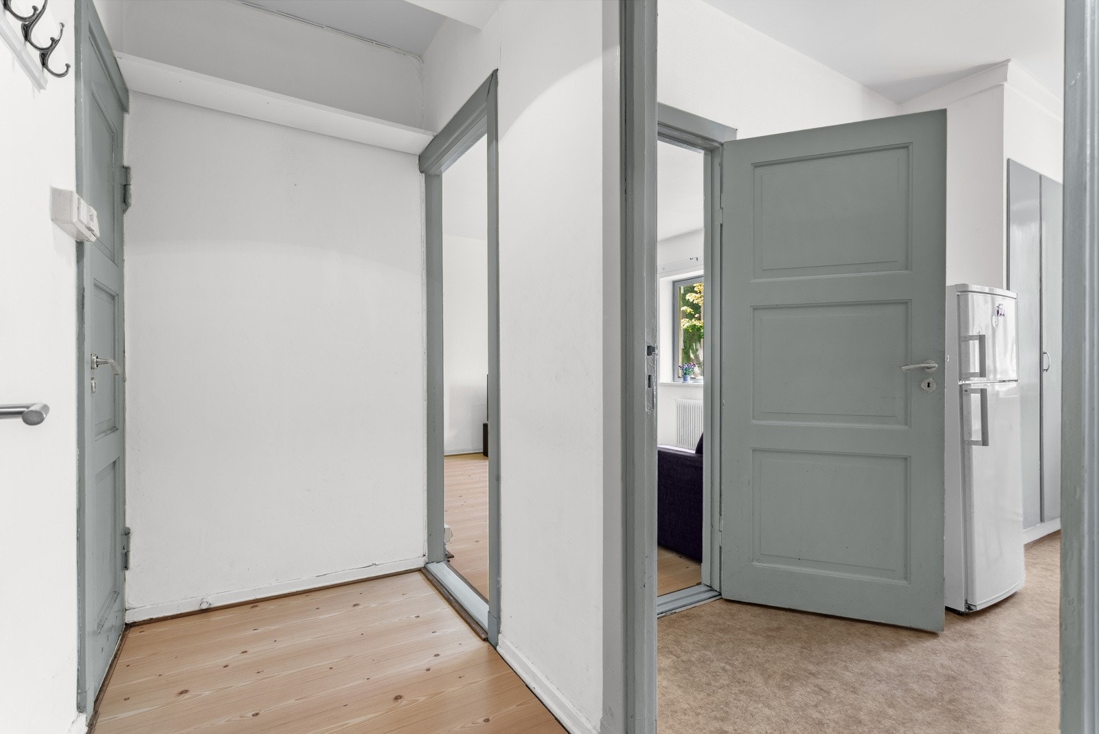 Fra leilighetens entré er det direkte tilgang til bad, kjøkken og stue. Galleribilde