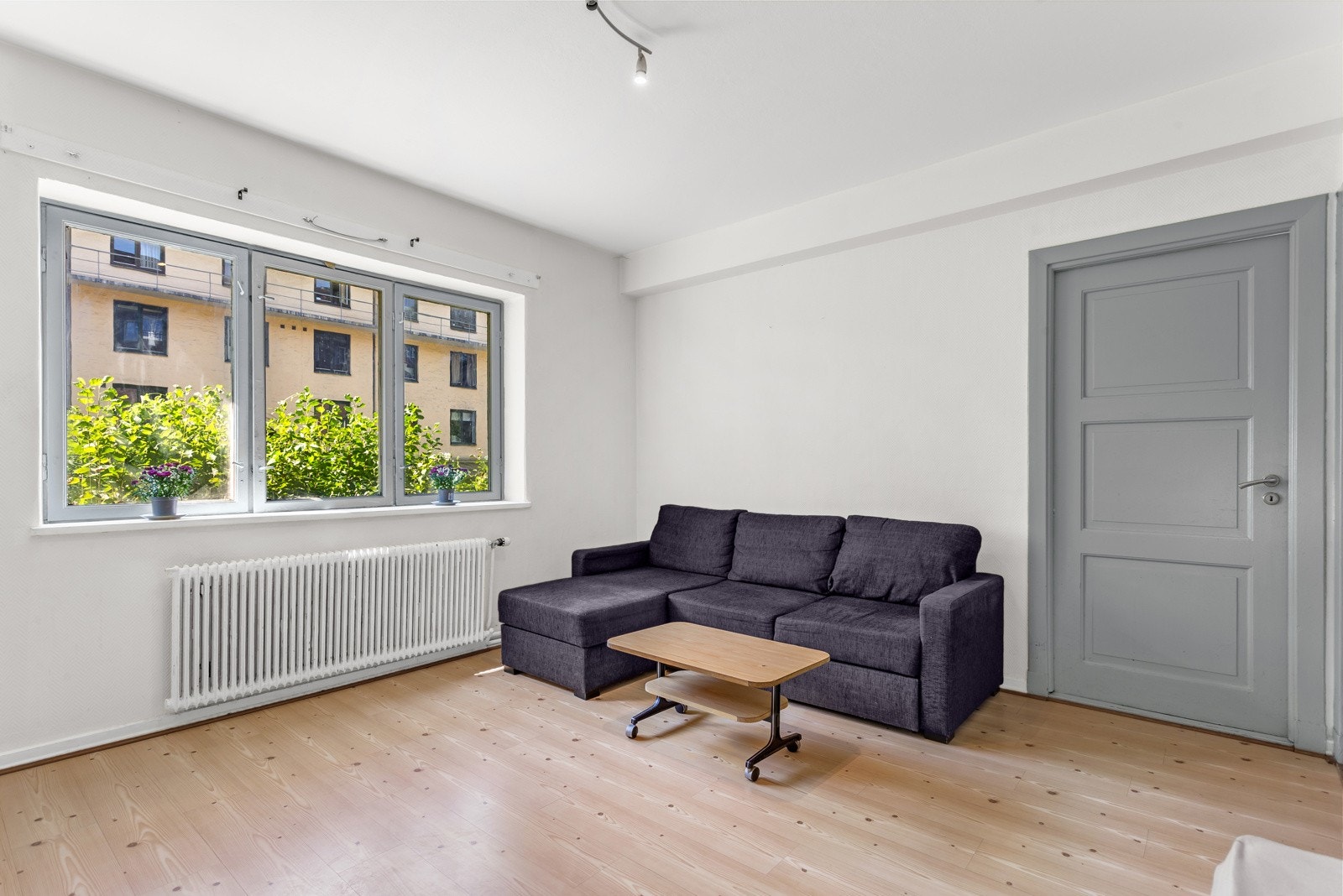 Stuen gir gode møbleringsmuligheter hvor det er god plass til sofagruppe med tilhørende møblement og tv-seksjon. Galleribilde