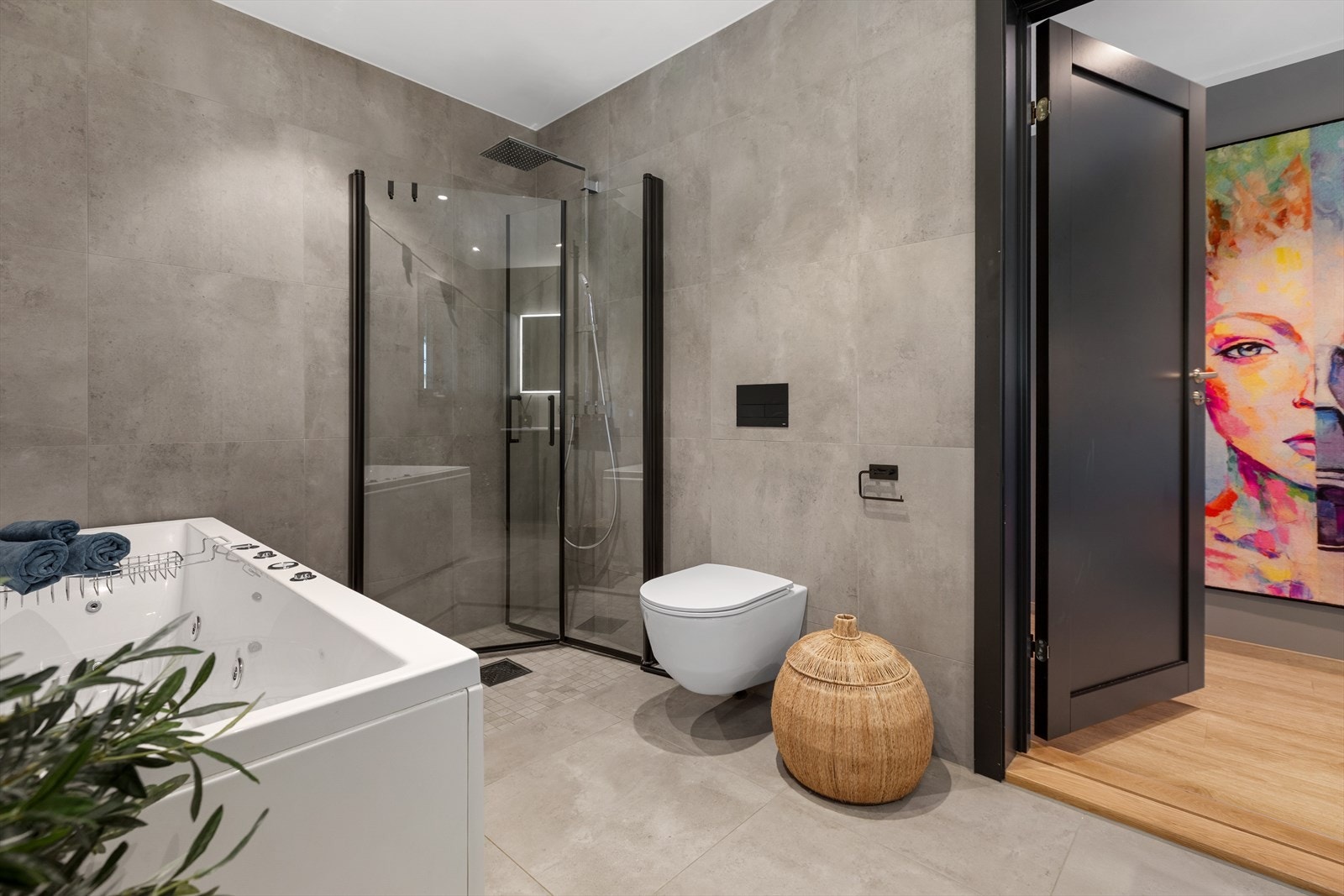 Hovedetasjen har et eksklusivt og lekkert bad med moderne fliser, dusj, badekar og stilrene kontraster... Galleribilde