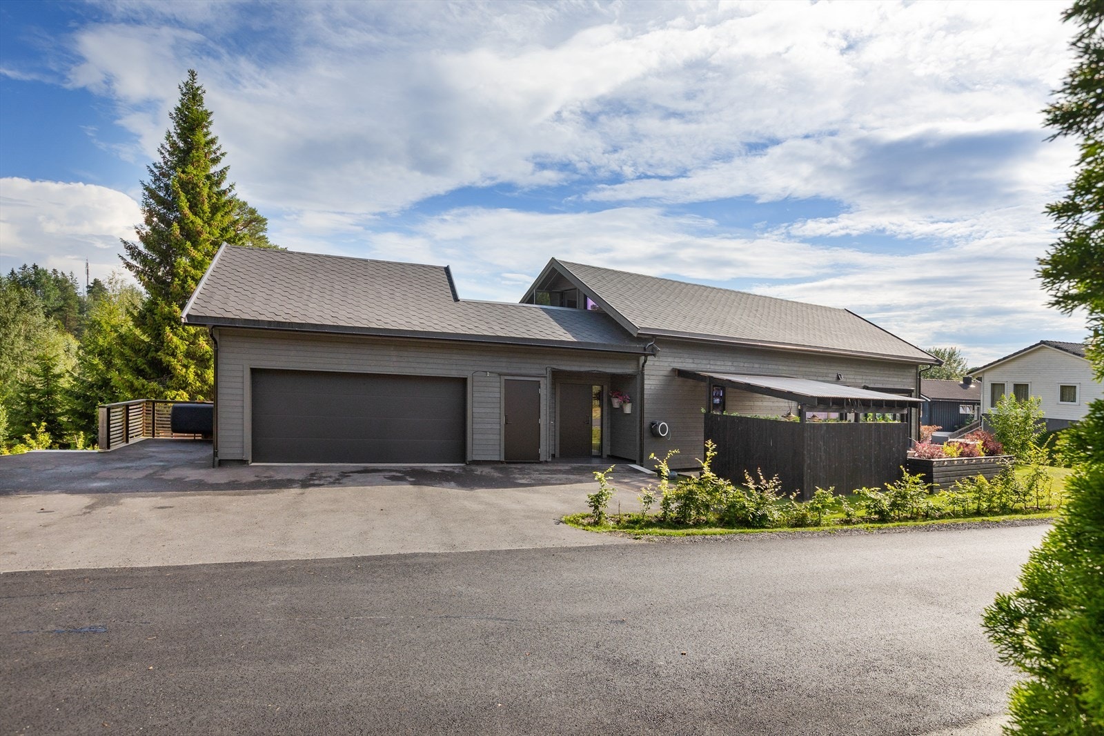 Praktisk og romslig innkjørsel m/dobbel garasje og elbil lader. Helhetlig godt førsteinntrykk. Nedgang til utleiedel og egen parkeringplass til leieboer. Galleribilde