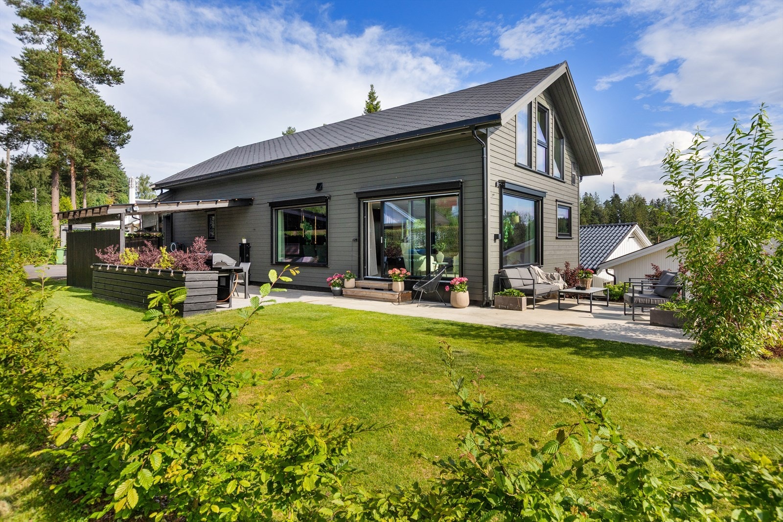 Fantastisk uterom med pergola, uteareal og god stemning. Boligen har utvendige screens på vinduer i hovedetasjen. Galleribilde