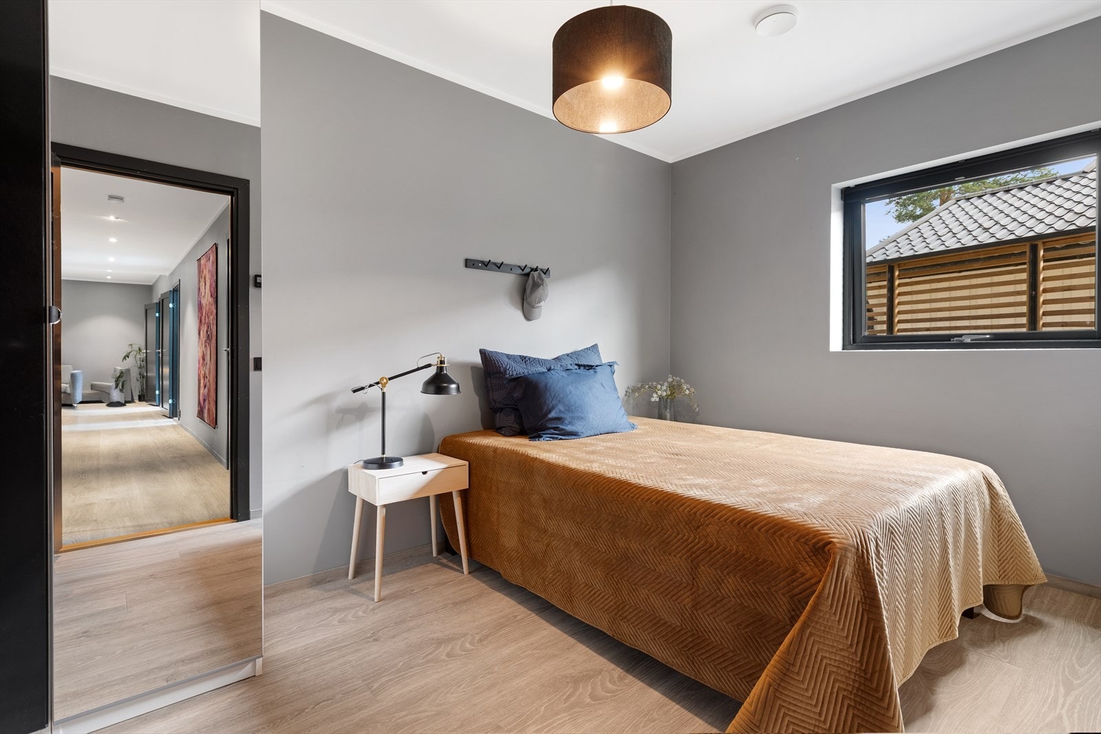 I underetasjen er det totalt fire soverom i hovedenheten og ett hovedsoverom i hovedplan. Galleribilde