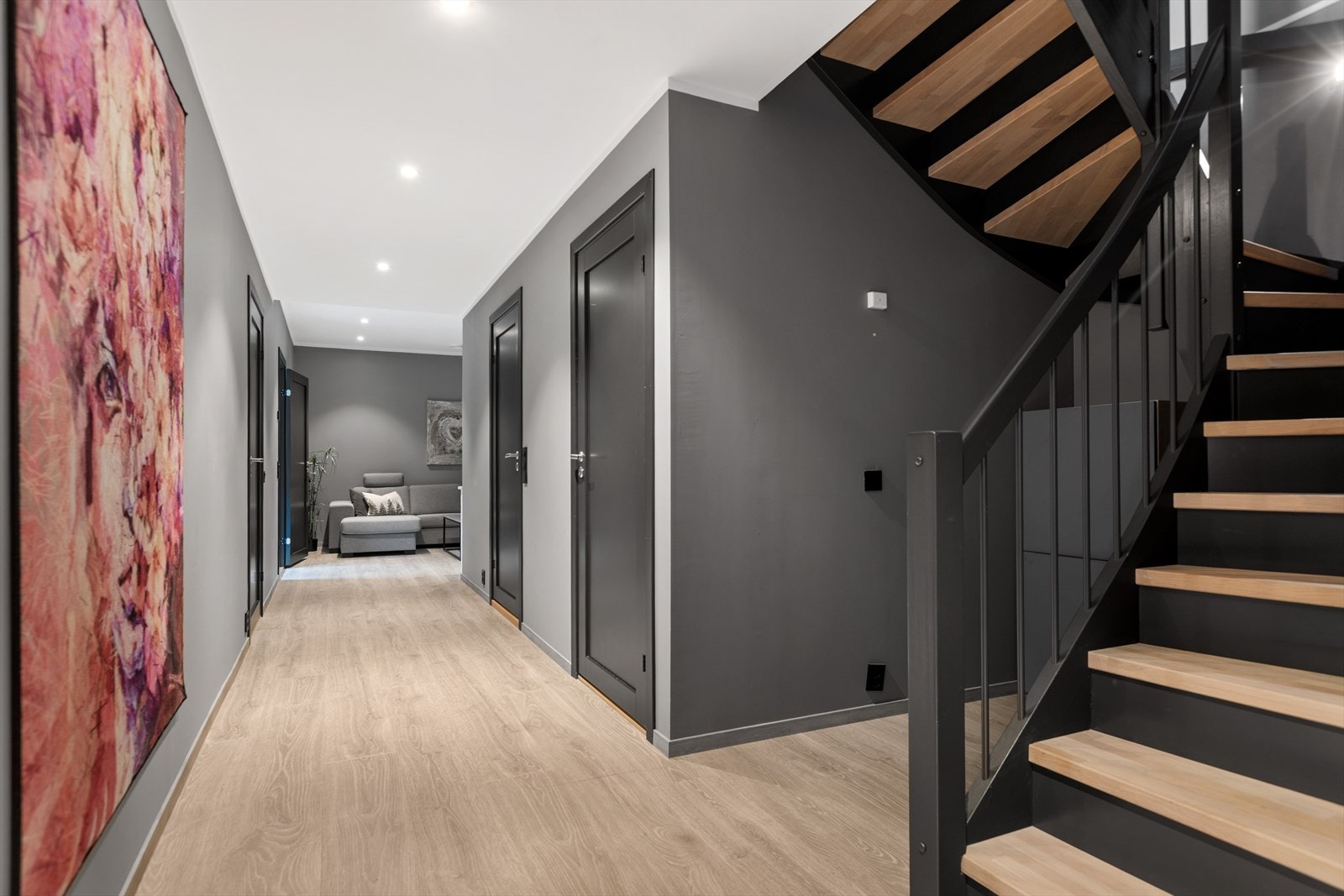 Romslig og innbydende gang med god plass og stilrene detaljer i underetasjen. Galleribilde