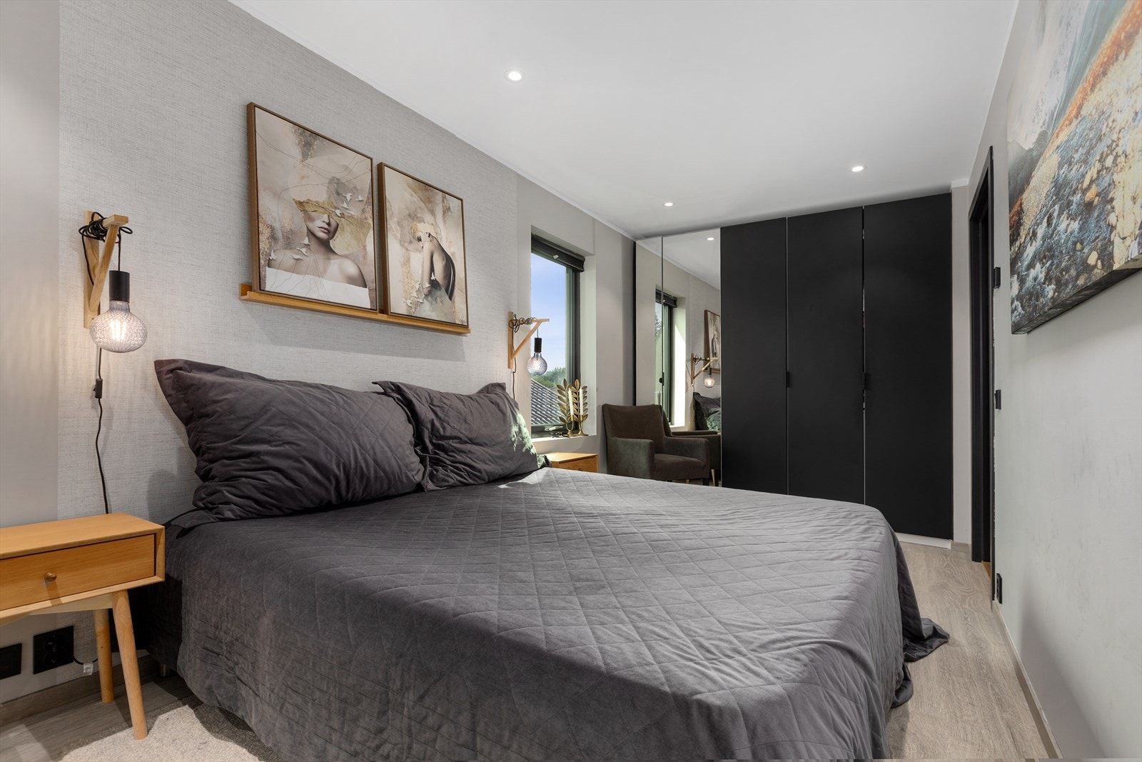 Delikat hovedsoverom med plass til dobbeltseng og garderobeløsning. Lun tapet på vegg og downlights i tak. Galleribilde
