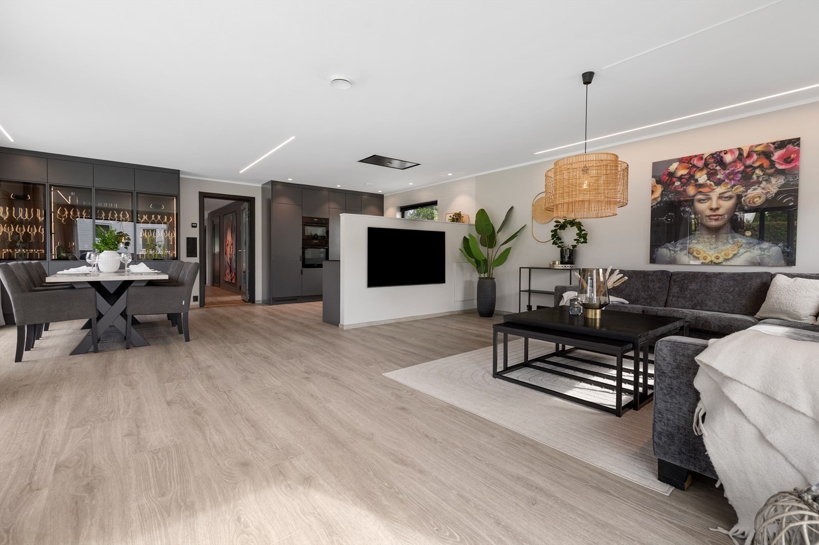 Lys og luftig stue med store vindusflater og god plass til både sofakrok og spisebord. Galleribilde