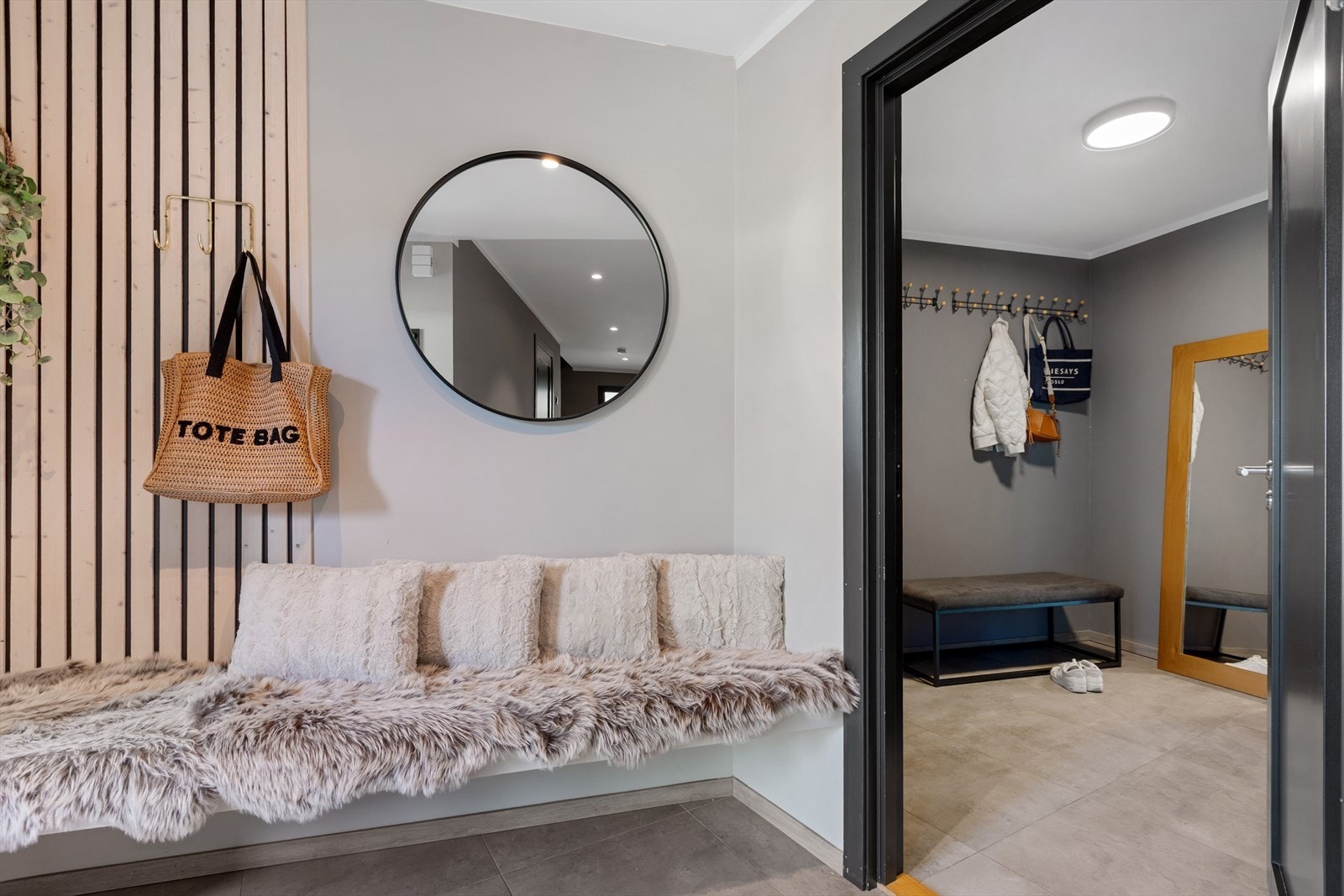 Lys og romslig entré med god garderobeplass og innbydende atmosfære. Galleribilde