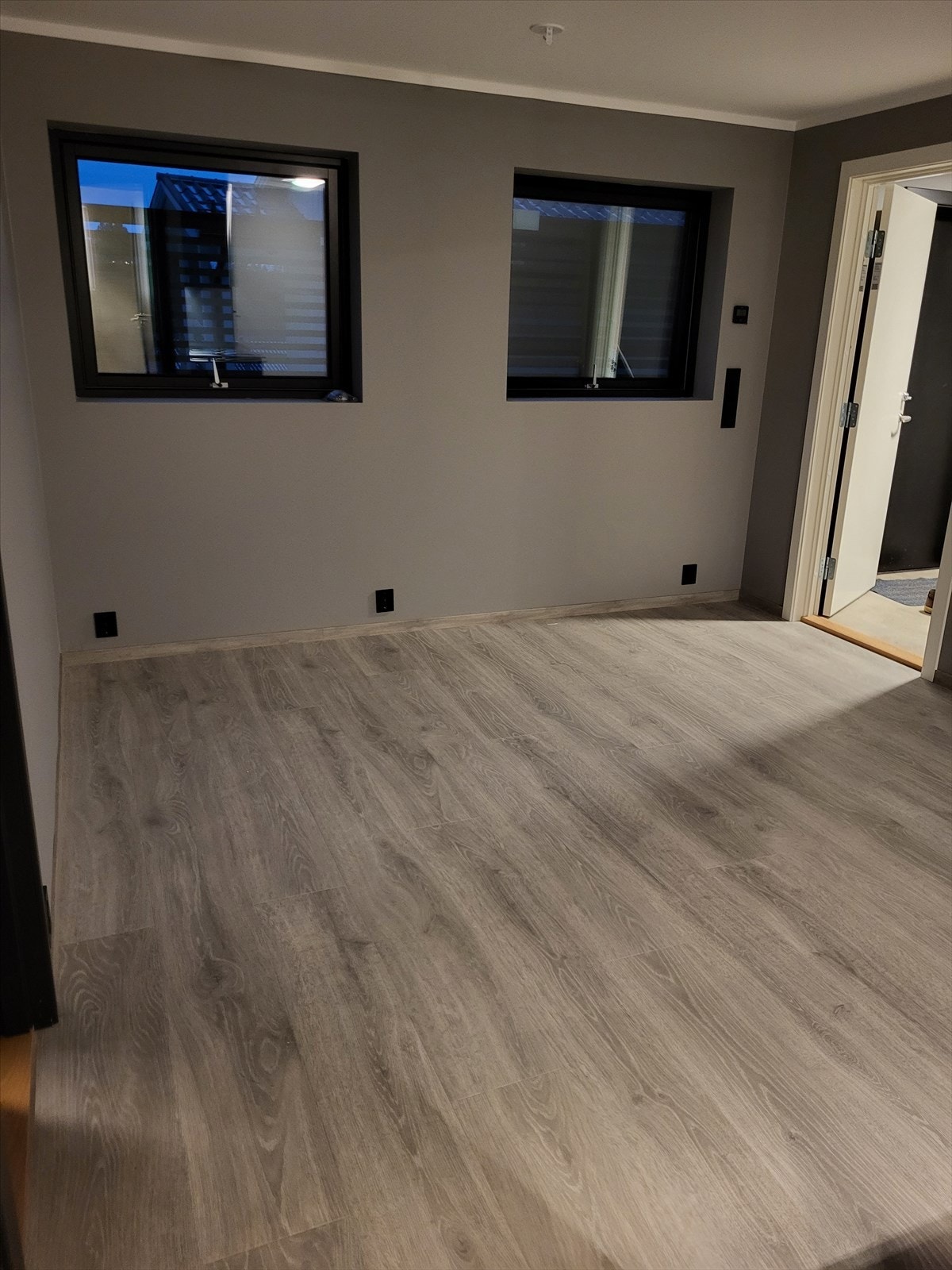 Stue med delikate farger og romslige vinduer. Galleribilde