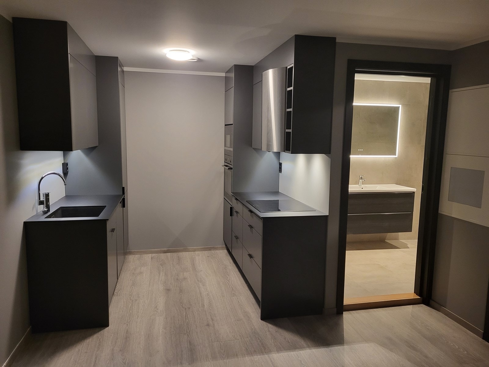 Private bilder av hybelen - lekker kjøkkeninnredning med integrerte hvitevarer. Galleribilde