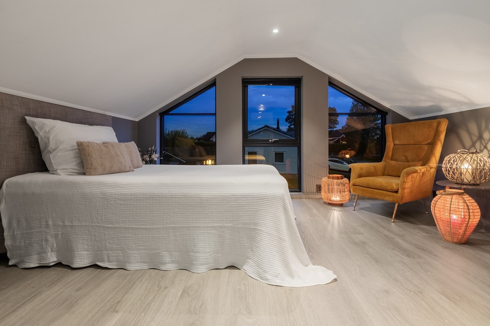 Nydelig soverom i toppetasjen med store vindusflater og koselig utsikt. Rommet er ikke bruksendret men kun satt opp en lettvegg. Galleribilde