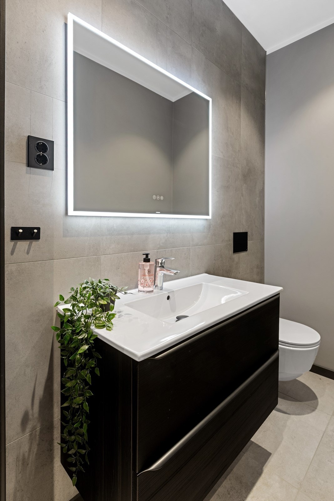 Separat gjestetoalett vegg i vegg med badet i underetasjen. Galleribilde