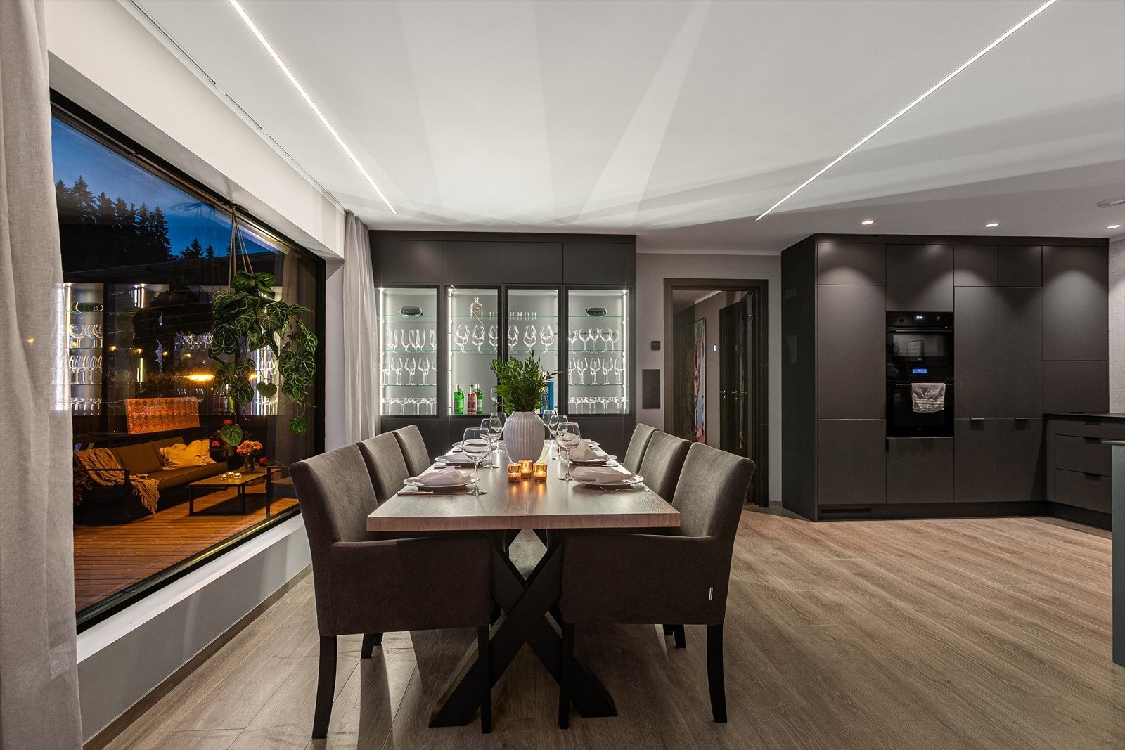 Åpen kjøkkenløsning med flott spiseplass og direkte utgang til uteområde. Galleribilde