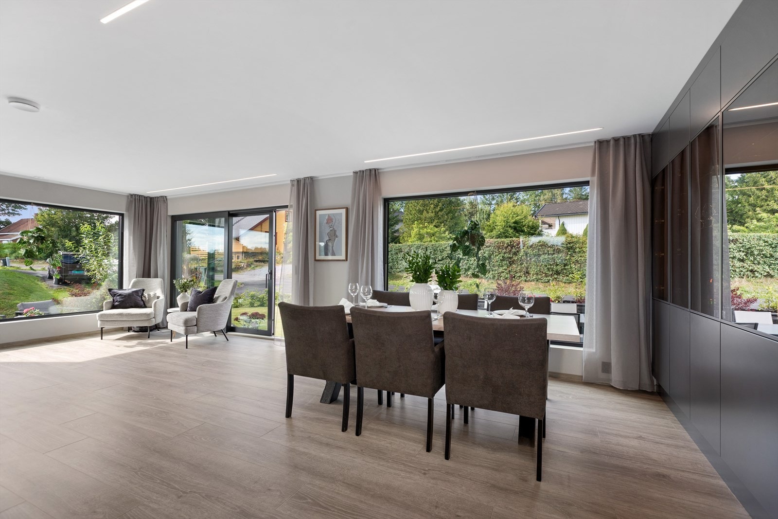 Pen og gjennomført stue med utgang til solrik terrasse via stor skyvedør. I taket er det forøvrig ledstriper integrert. Galleribilde