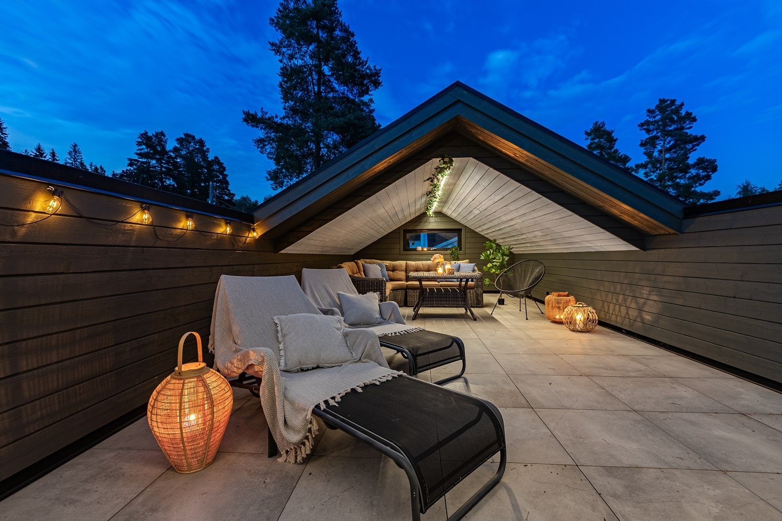 Magisk takterrasse med kveldssol og stemningsfull belysning. Galleribilde