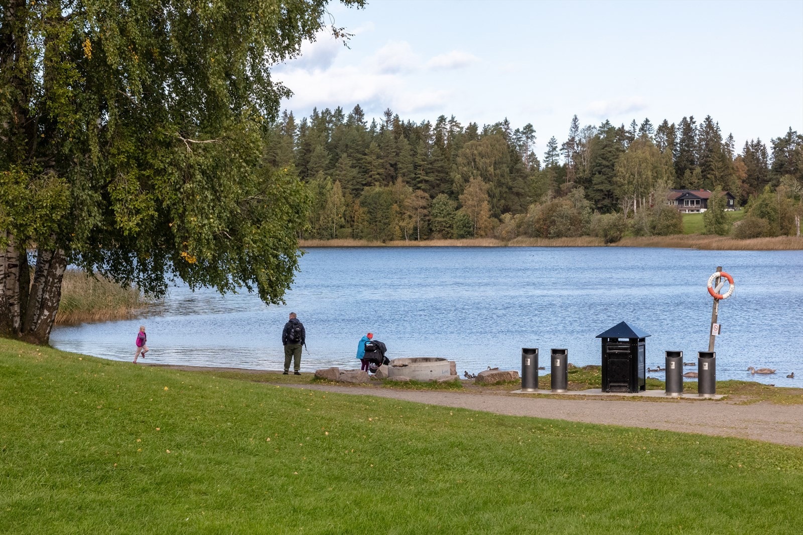 Kort gåavstand til vakre Nordbytjernet som er et flott sted å være på sommeren. Itillegg er det mulighet for skøyter og isbading på vinteren.. Galleribilde