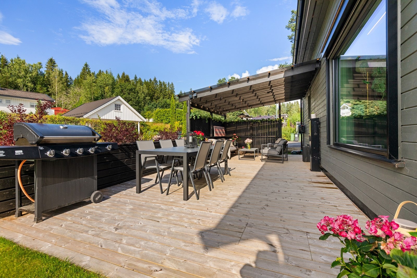 Romslig terrasse hvor man kan nyte sommeren med spisegruppe og sofagruppe. Fyr opp grillen og lag et hyggelig måltid med venner og familie. Galleribilde