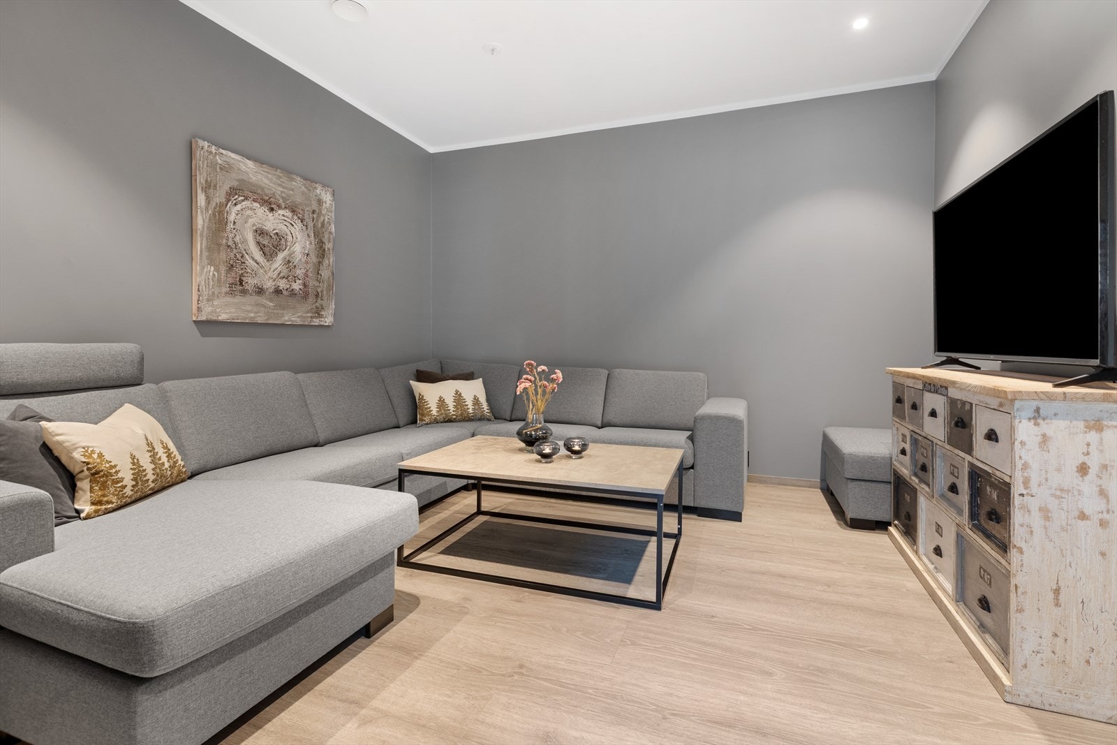 Koselig kjellerstue - perfekt som TV-rom eller ungdomsavdeling. Galleribilde